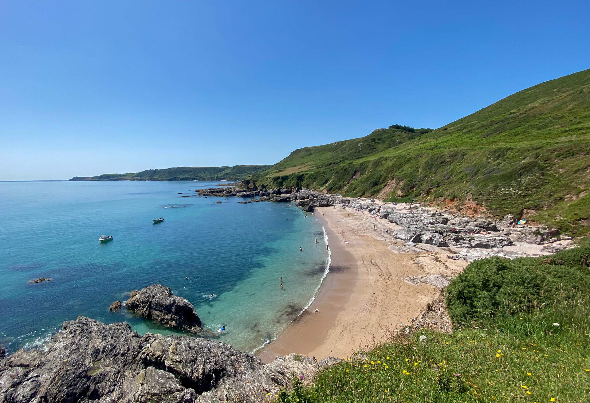 DEST_UK_DEVON_Mattiscombe_beach_GettyImages-1350851813