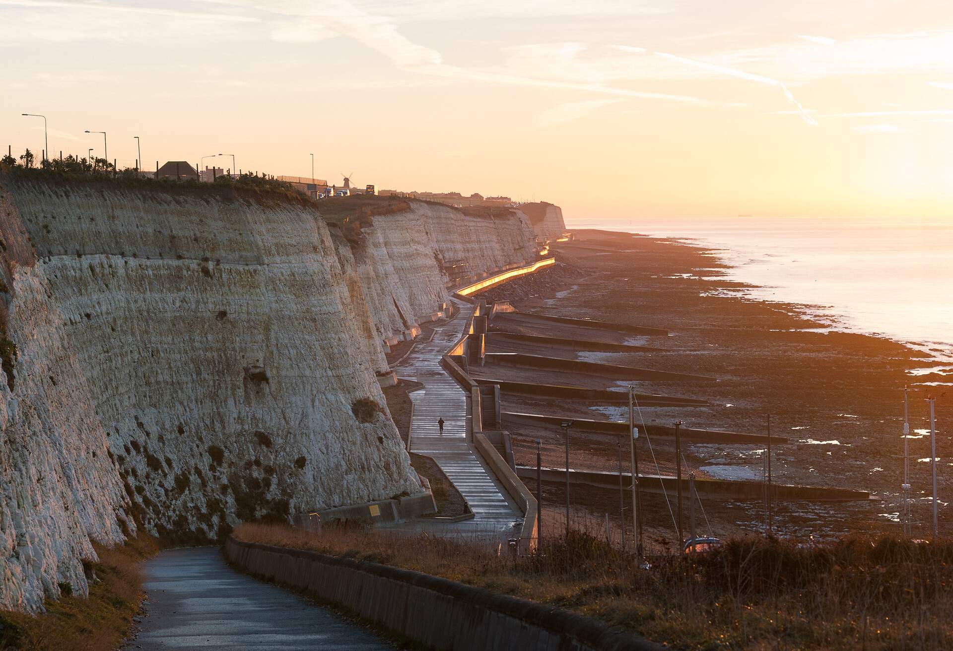 DEST_UK_ENGLAND_BRIGHTON_UNDERCLIFF_WALK_GettyImages-543026735