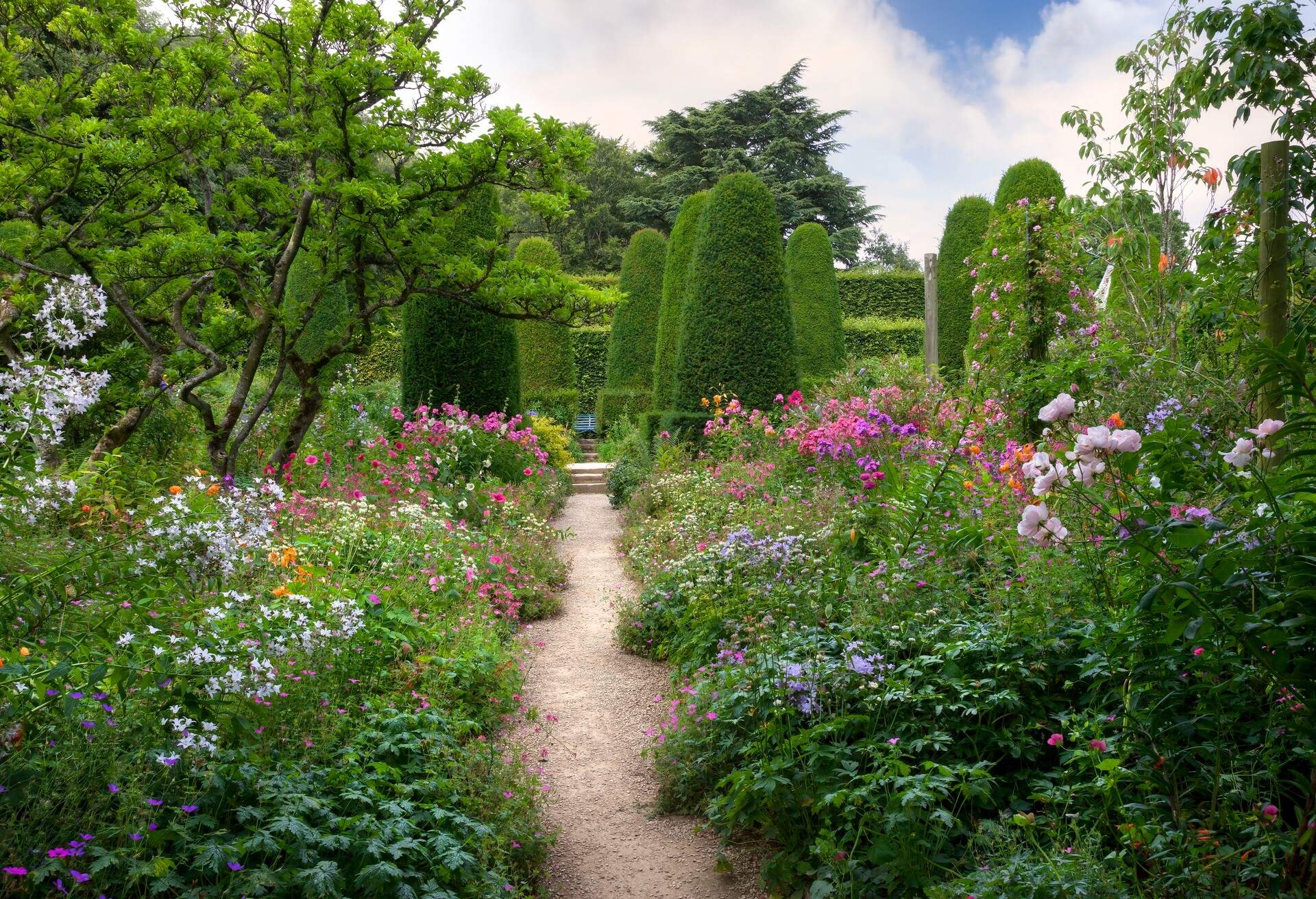 DEST_UK_ENGLAND_COUNTRY GARDEN_GettyImages-491547144