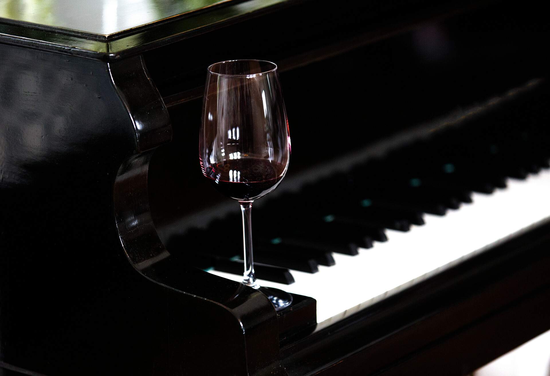 THEME_DRINK_RED_WINE_PIANO_GettyImages-870060824
