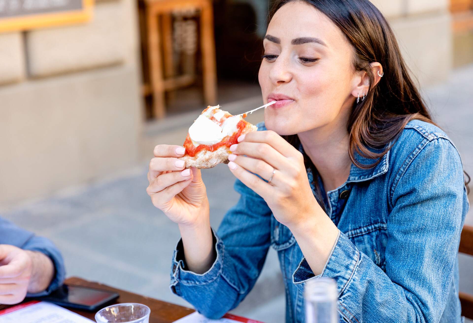 THEME_FOOD_PEOPLE_WOMAN_EATING_PIZZA_GettyImages-1327239745