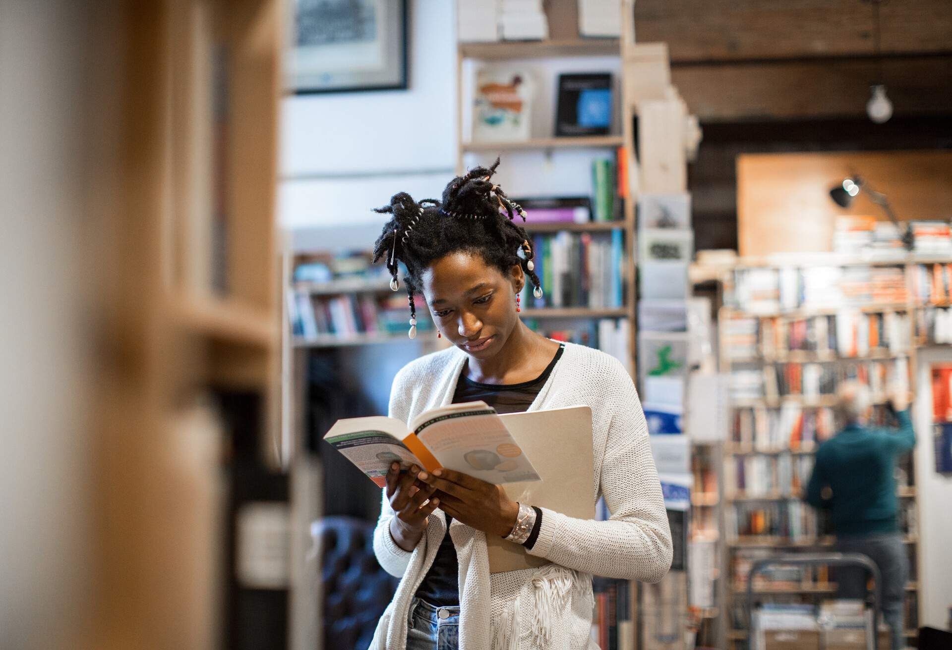 THEME_PEOPLE_BOOKSHOP_SHOPPING_GettyImages-907729222