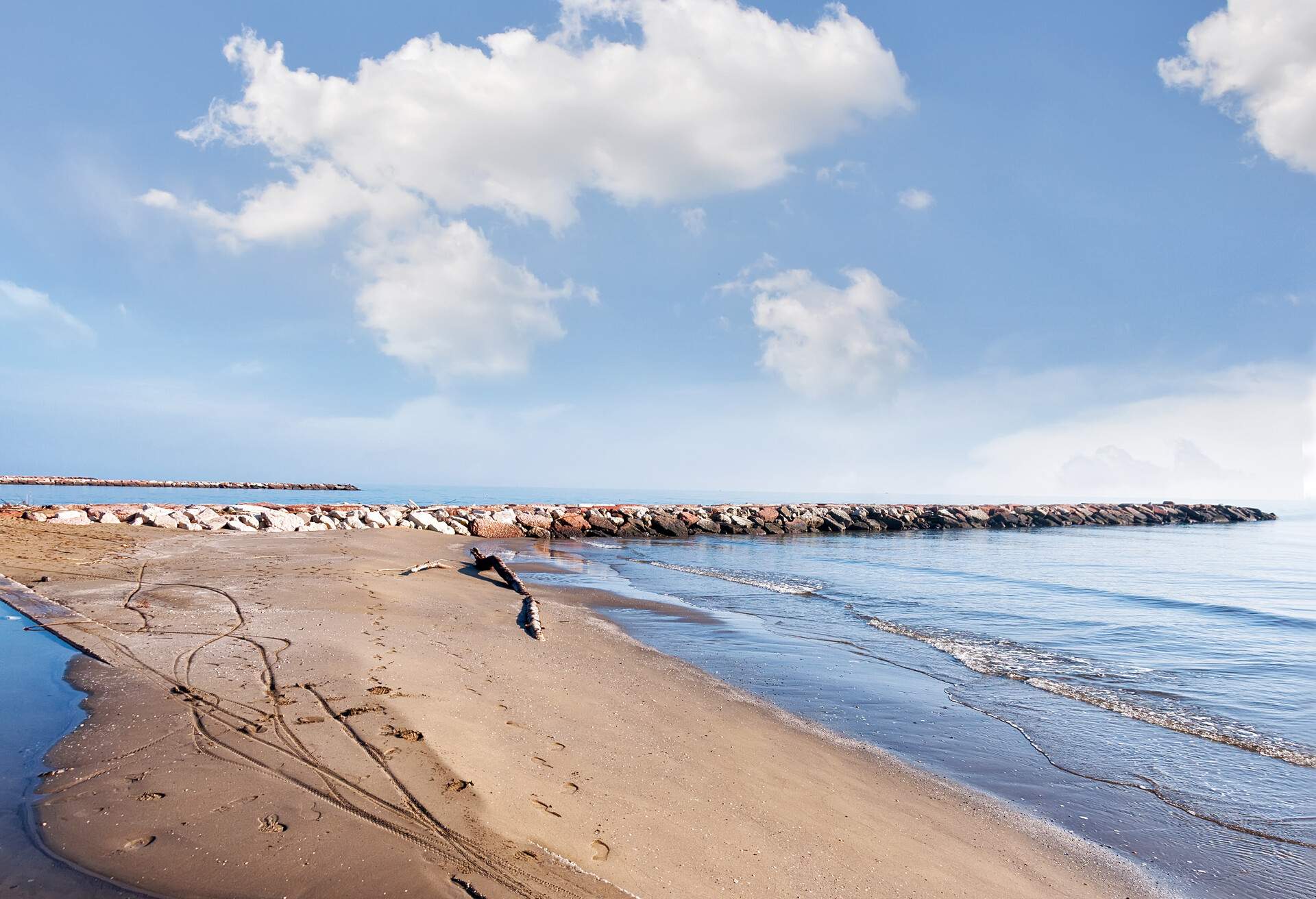 DEST_ITALY-ERACLEA_MARE_BEACH_GettyImages-529400463