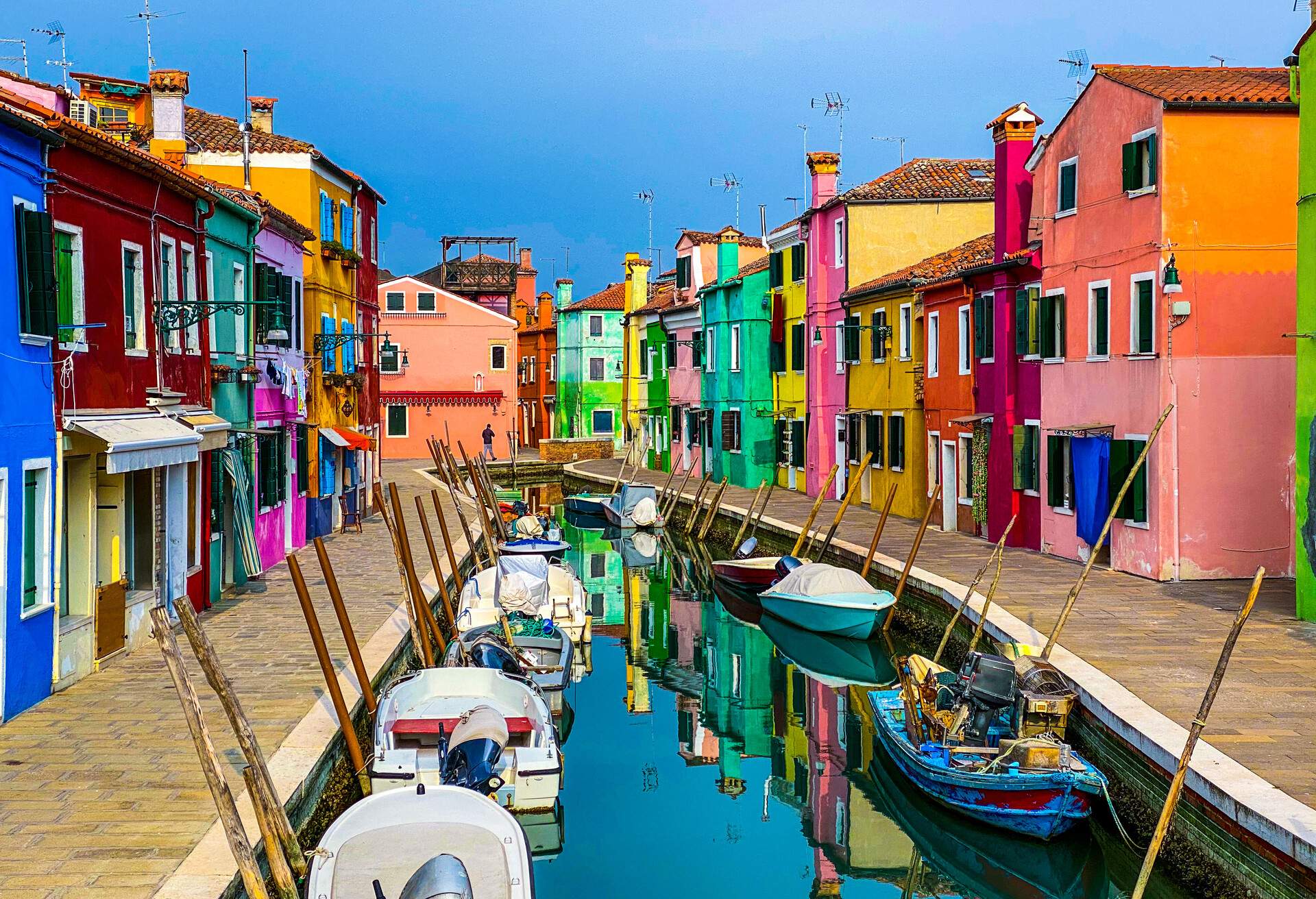 DEST_ITALY_BURANO_COLOURED HOUSES_shutterstock_1929222134
