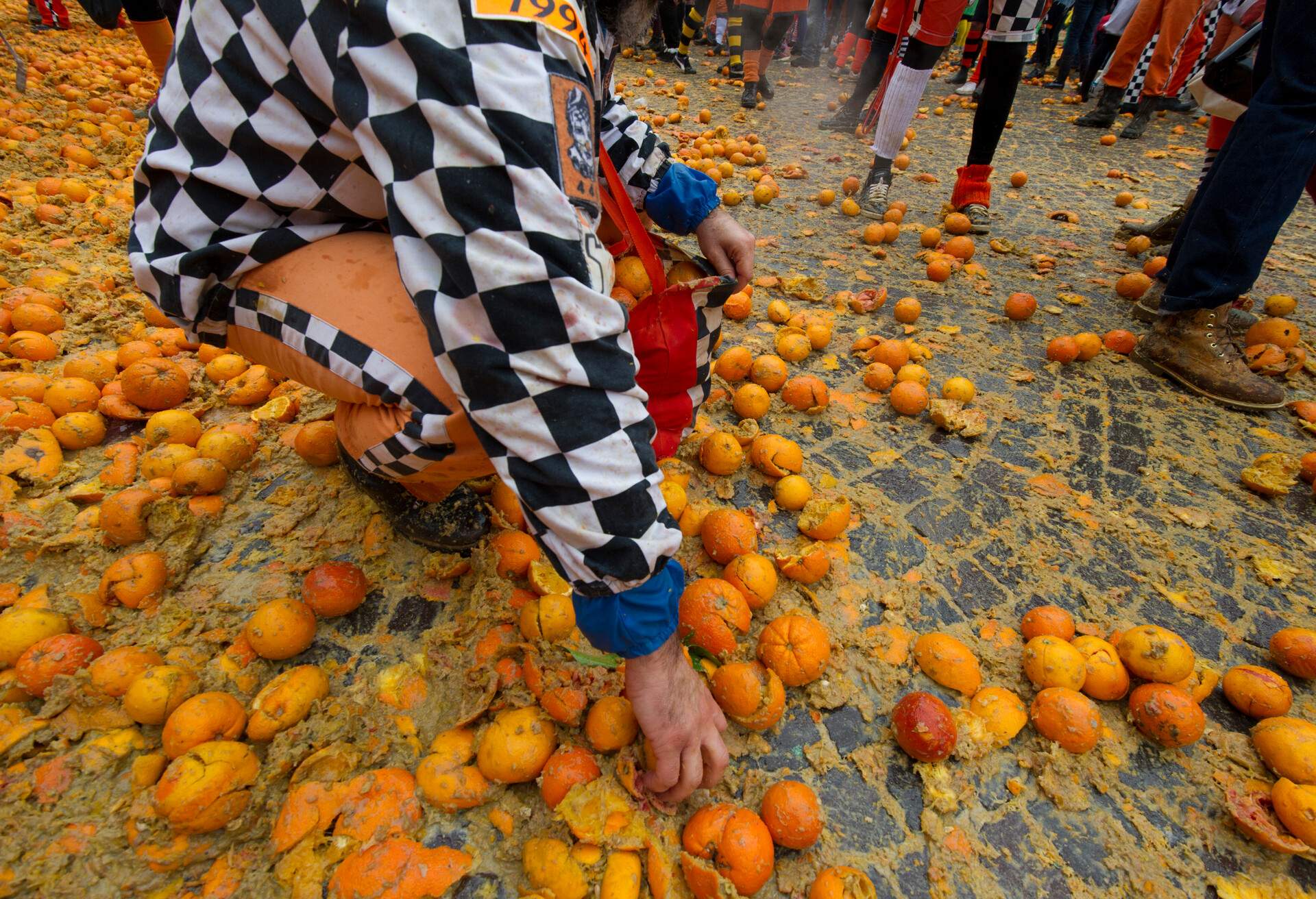 DEST_ITALY_IVREA_ORANGE-FIGHT_GettyImages-611397102