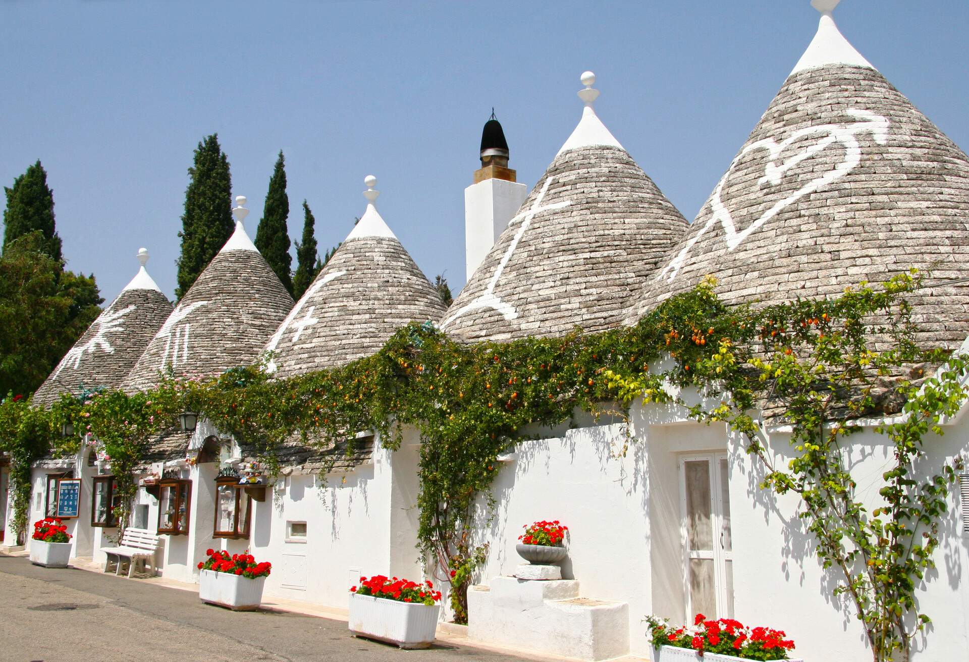 DEST_ITALY_PUGLIA_ALBEROBELLO-GettyImages-493837115.jpg