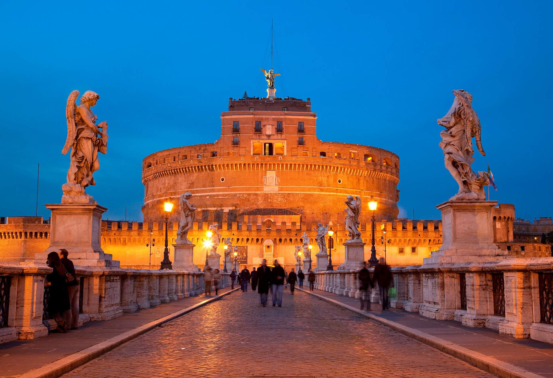 DEST_ITALY_ROME_SANT'ANGELO-BRIDGE_CASTEL-SANT'ANGELO_GettyImages-521630320