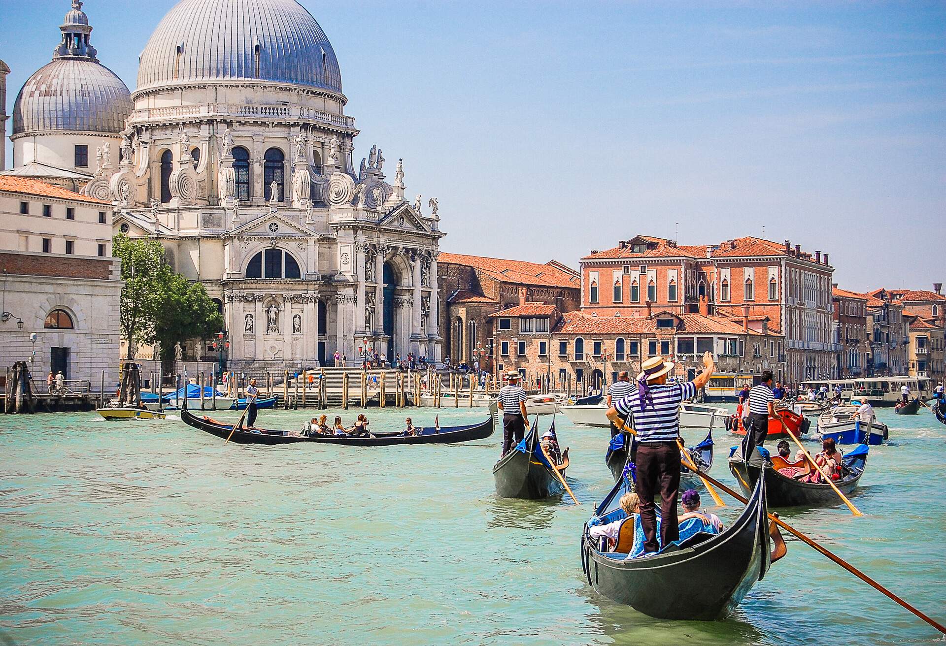 DEST_ITALY_VENICE-CANAL_GONDOLAS_GettyImages-653049945