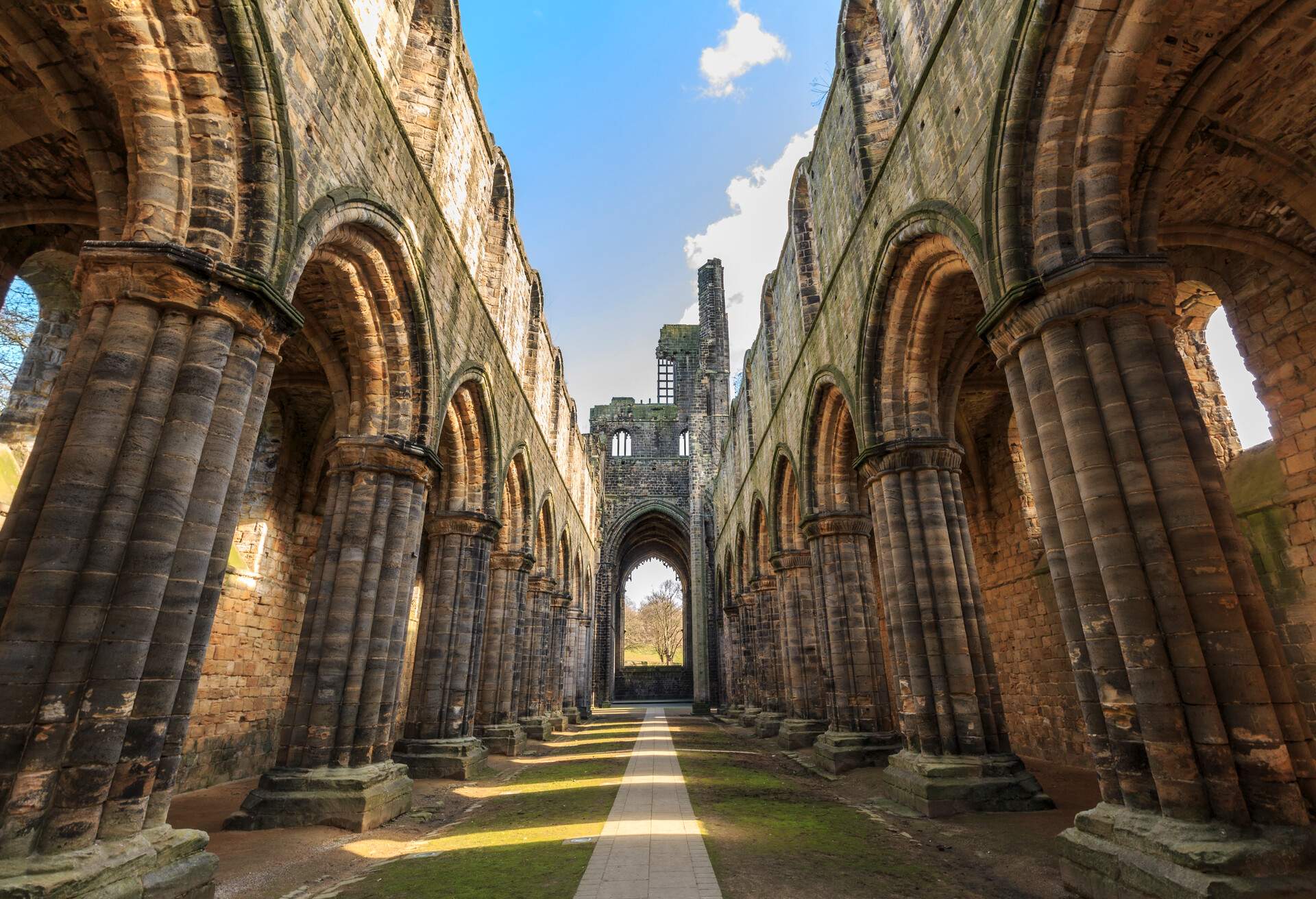 DEST_UK_ENGLAND_LEEDS_Kirkstall-Abbey_GettyImages-514554662