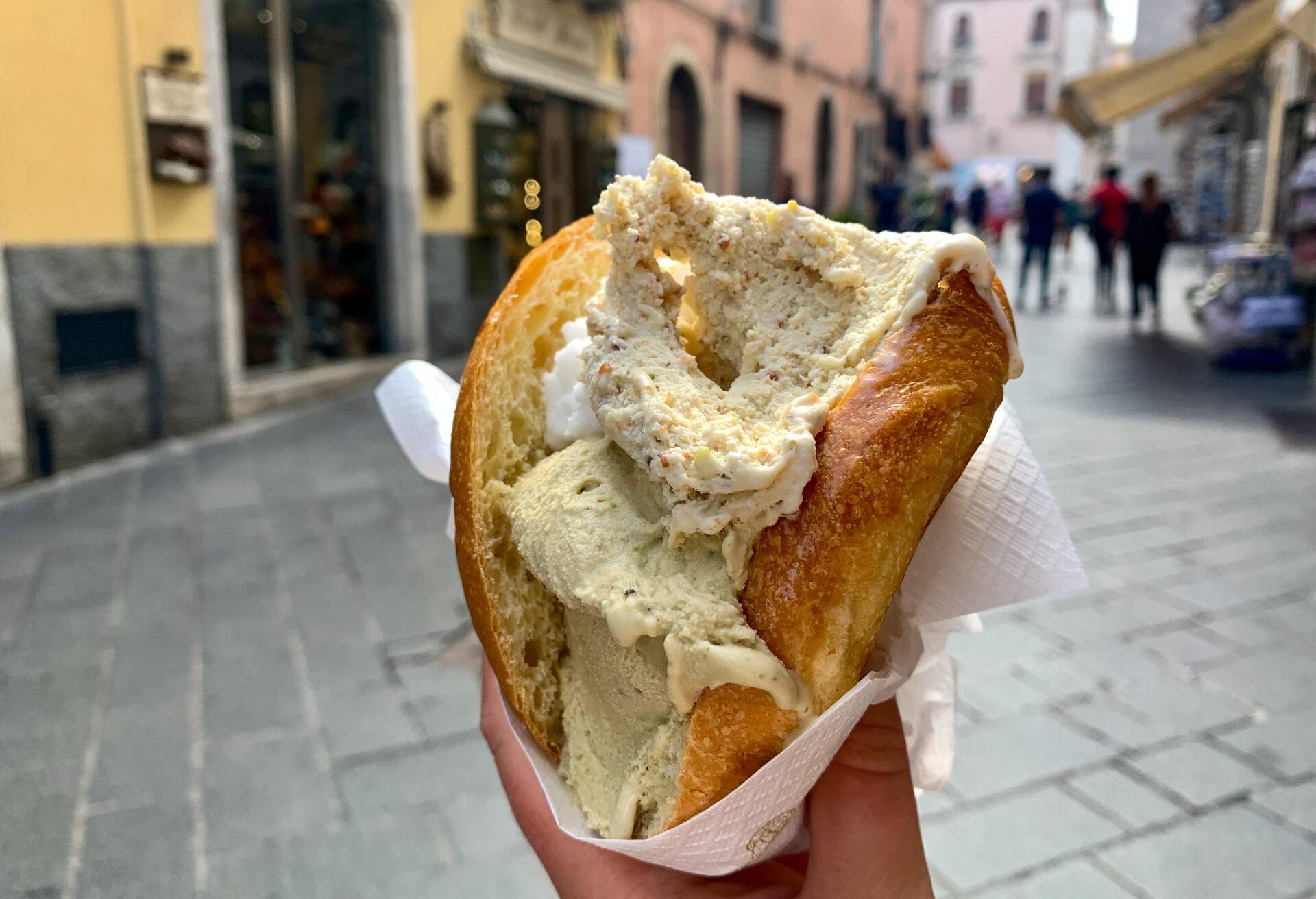 THEME_FOOD_ITALIAN_GELATO-BRIOCHE_GettyImages-1281260384