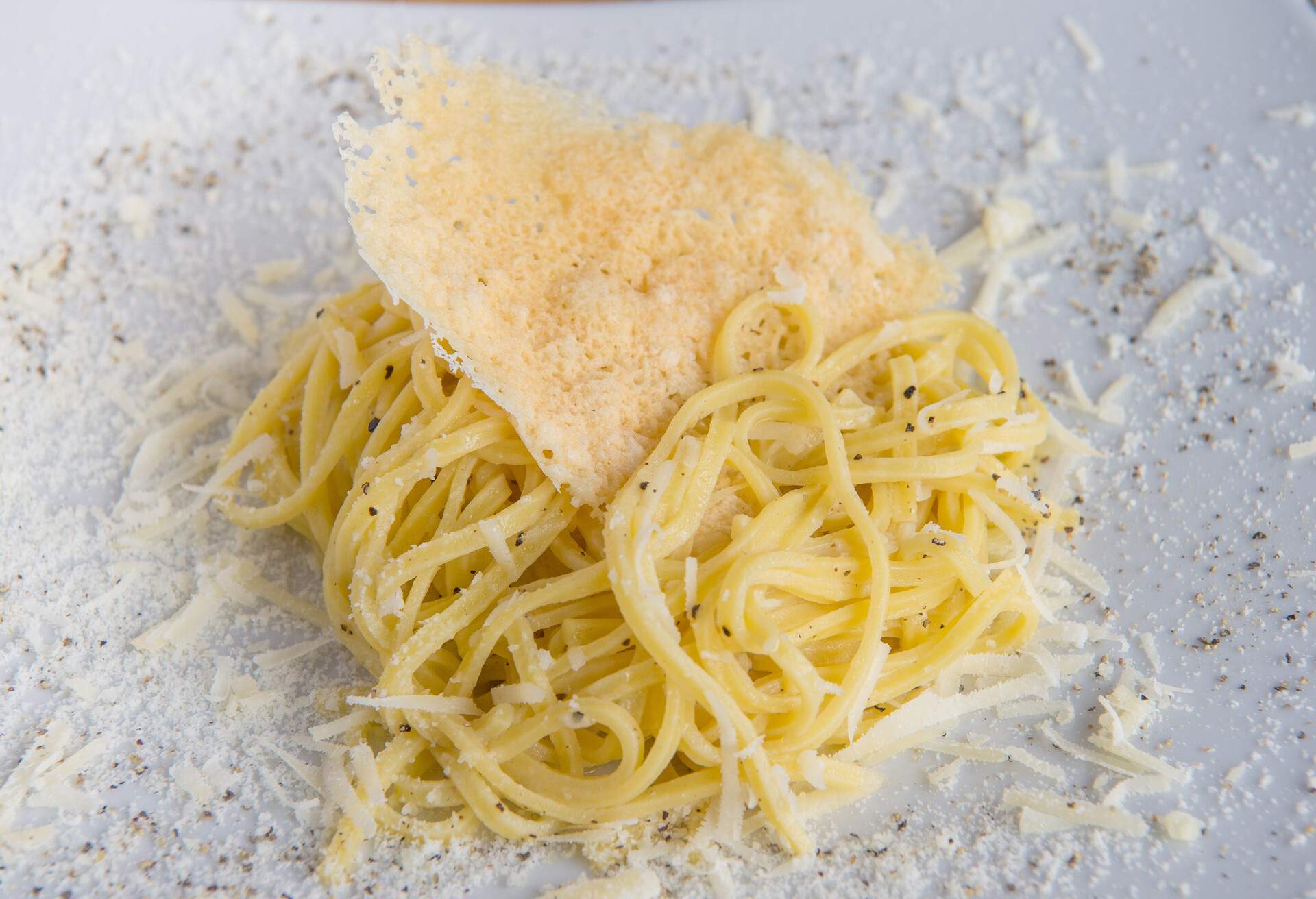 THEME_ITALIAN-CUISINE_FOOD_CACIO-E-PEPE_PASTA-GettyImages-1315870206