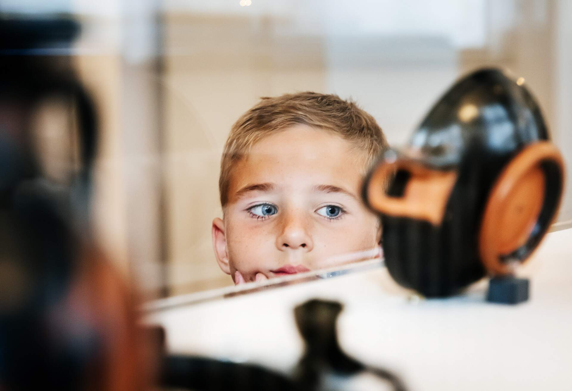 Child in museum 