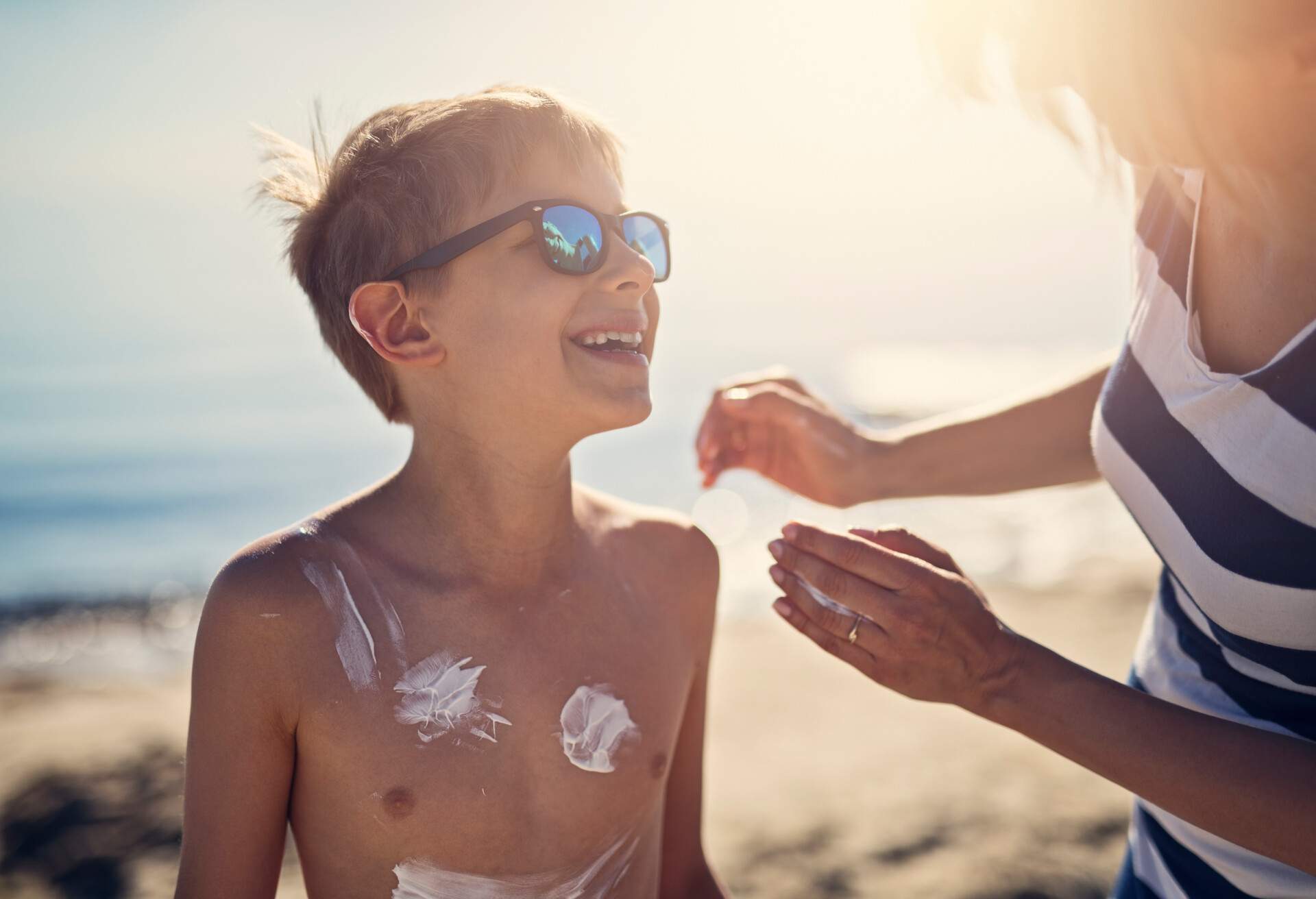 THEME_PEOPLE_PARENT_CHILD_BEACH_SUNSCREEN-GettyImages-977540478