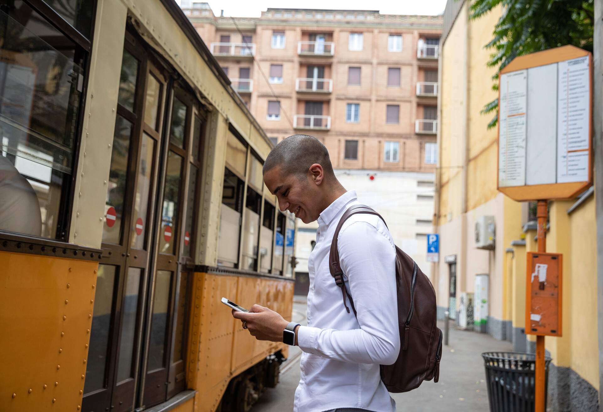 Milan-bus-man-phone
