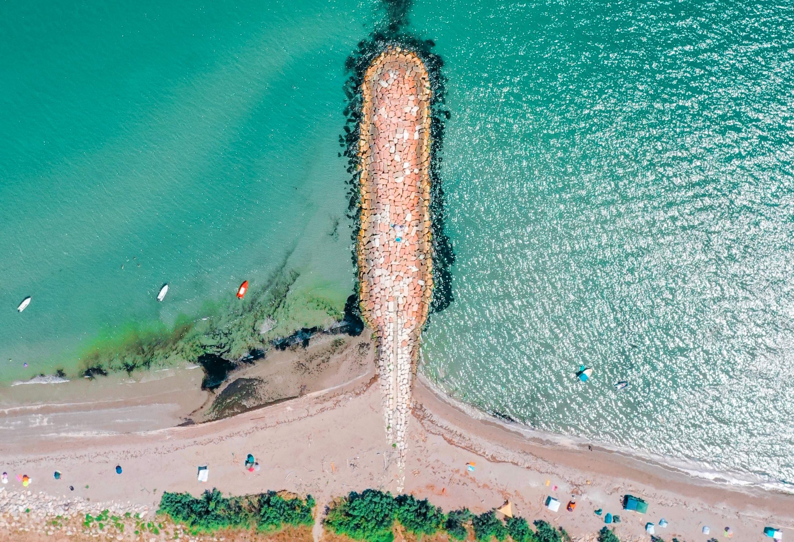 dest_italy_pellstrina_ca-roman-beach_gettyimages-1164326615