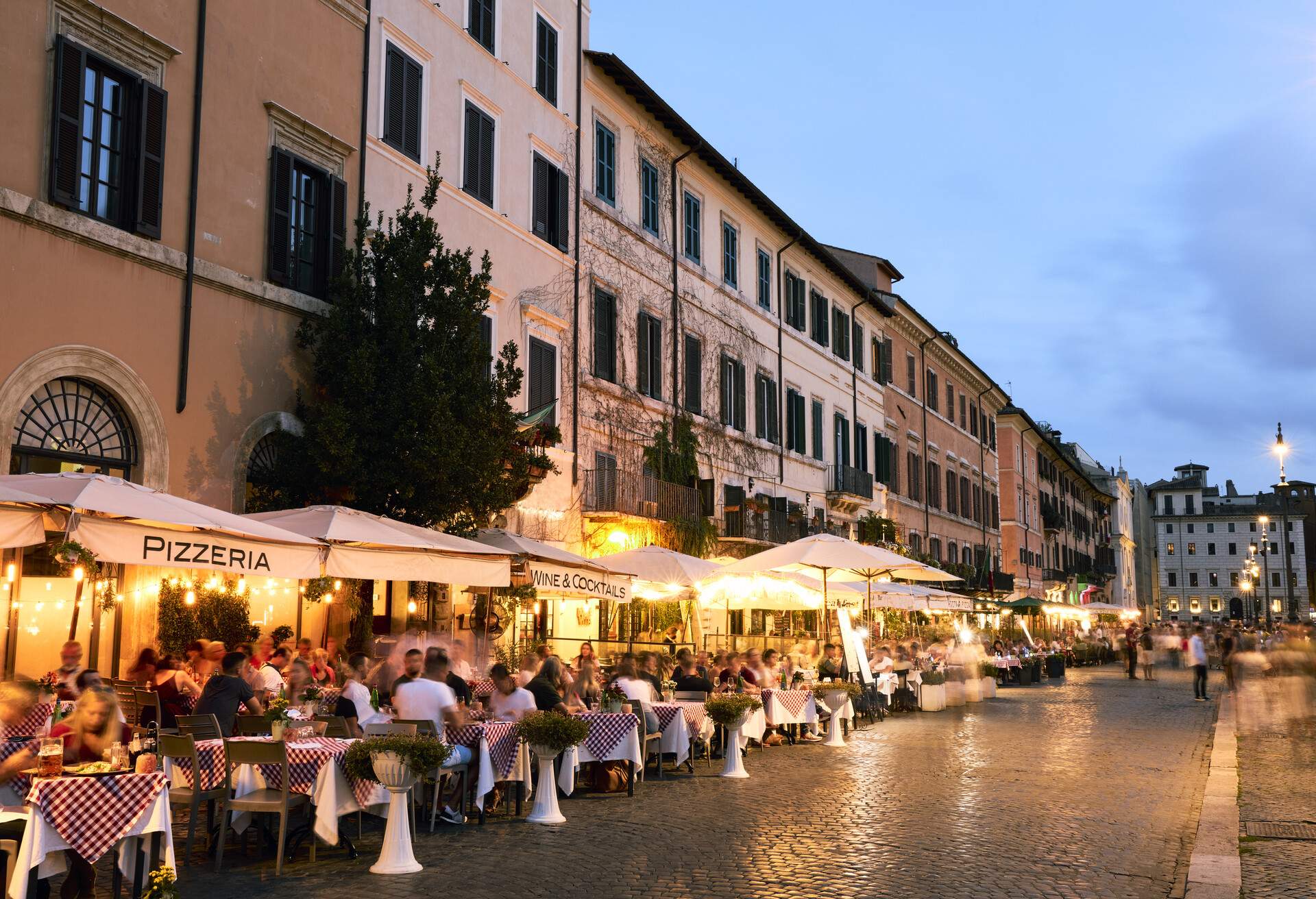 dest_italy_rome_piazza-navona_theme_restaurant_gettyimages-1350637550_universal_within-usage-period_83788.jpg