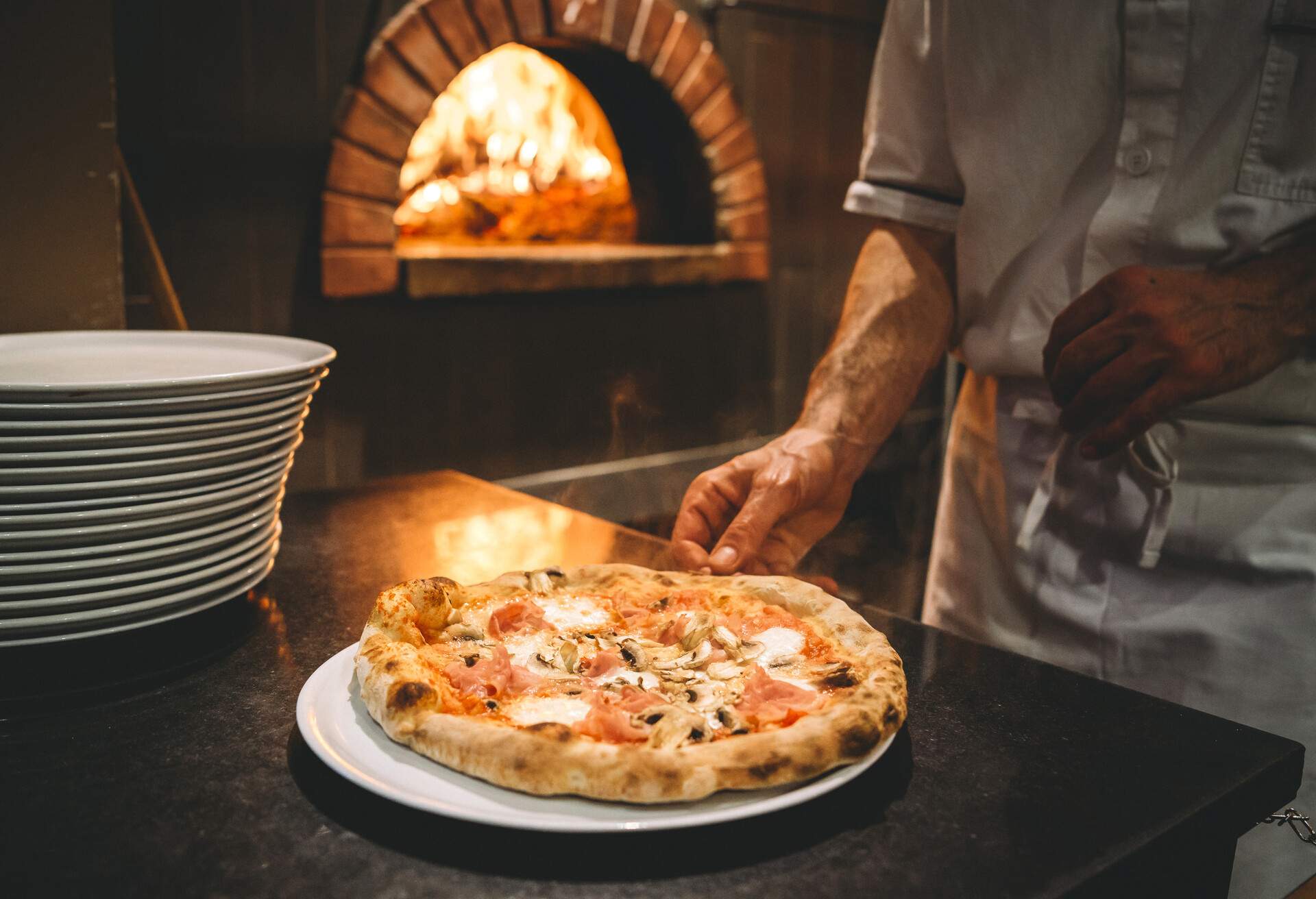 theme_food_neapolitan_pizza_gettyimages-1287249478_universal_within-usage-period_82498