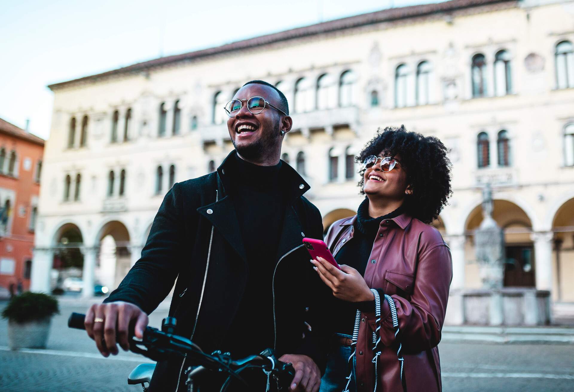 theme_people_couple_friends_city_bicycle_bike_mobile