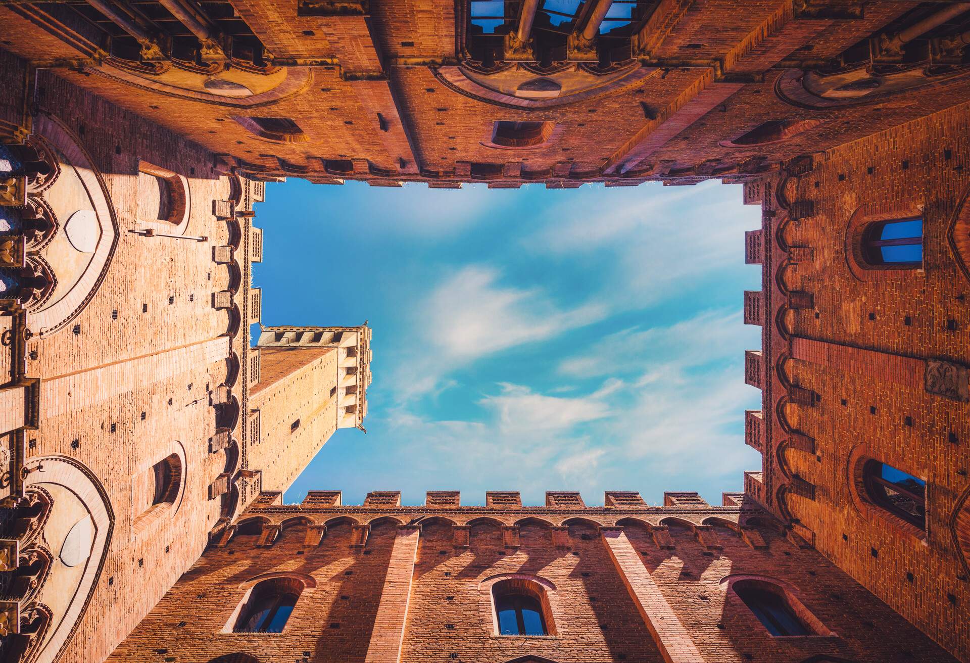 DEST_ITALY_SIENA_TORRE-DE-MANGIA_GettyImages-1197487536