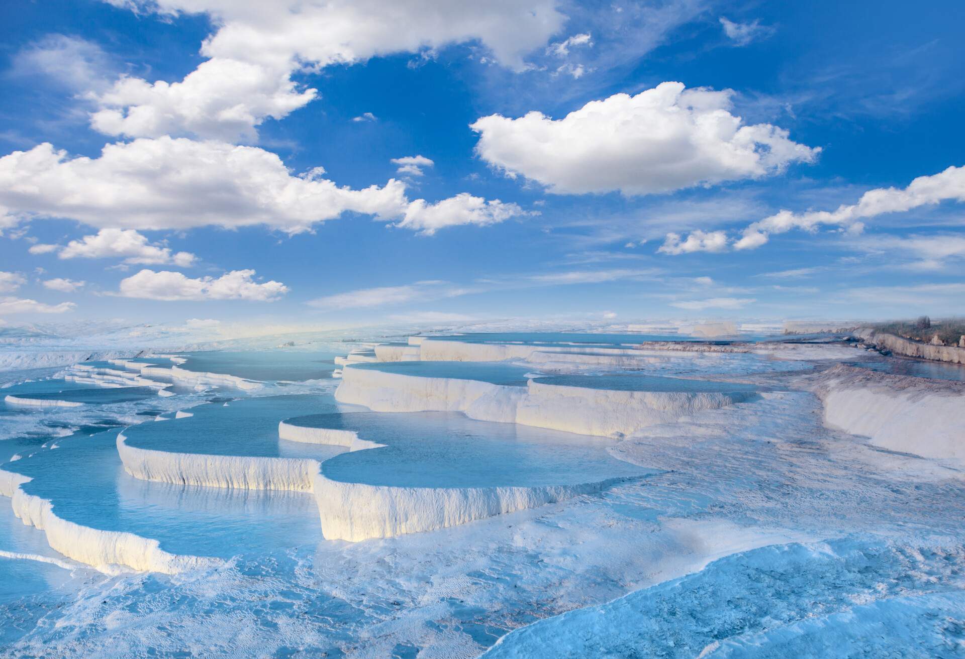 turquoise water travertine pools at pamukkale