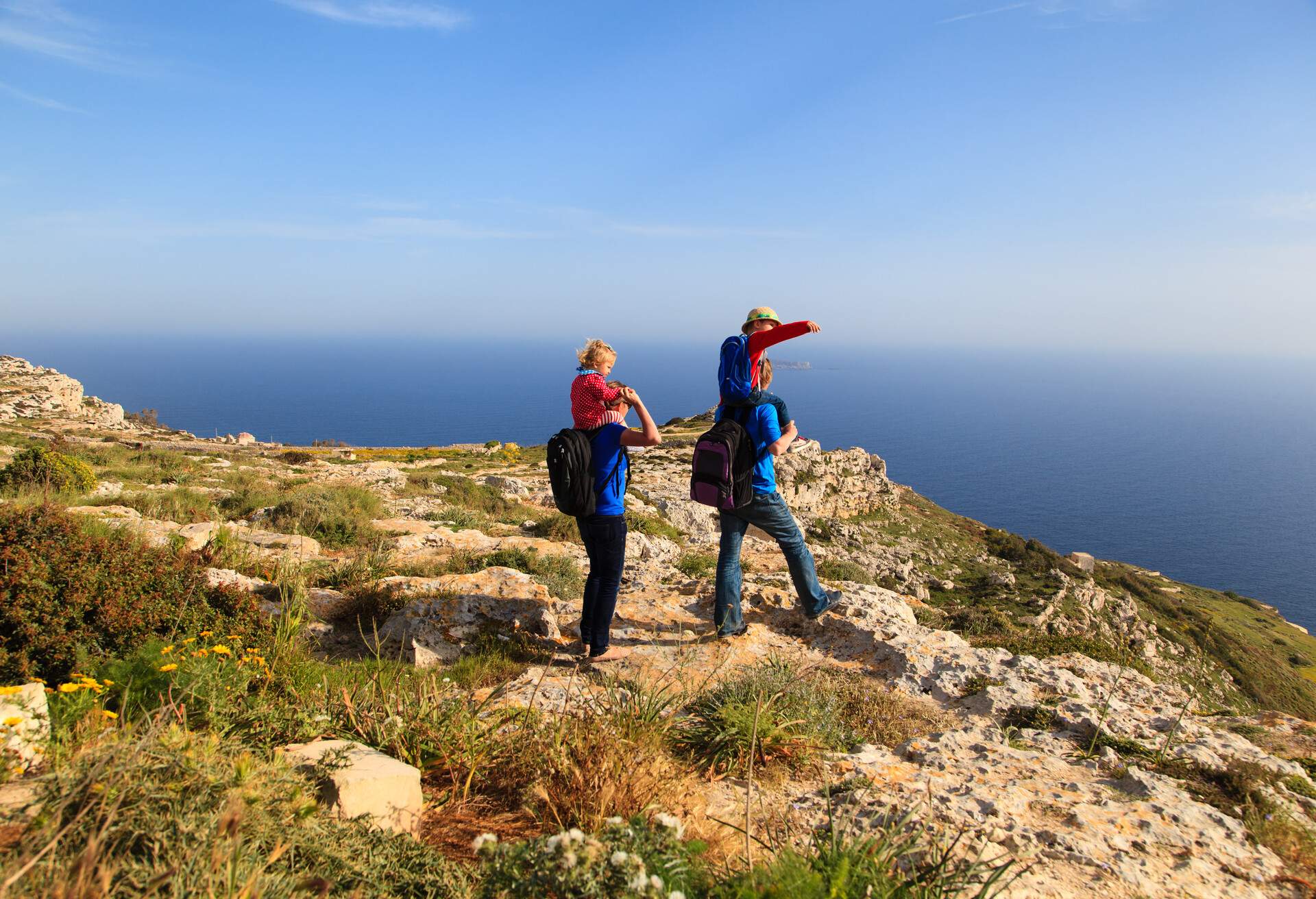 HIKING_FAMILY_CHILDREN_GettyImages-508379710