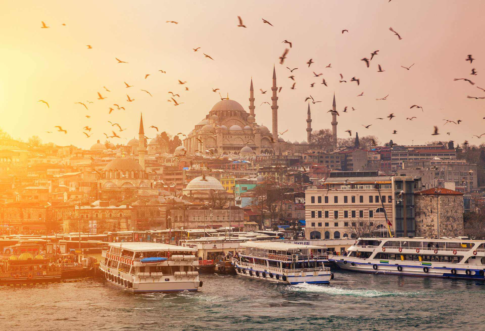dest_istanbul_ferries_gettyimages-905082694_universal_within-usage-period_82567-1.jpg