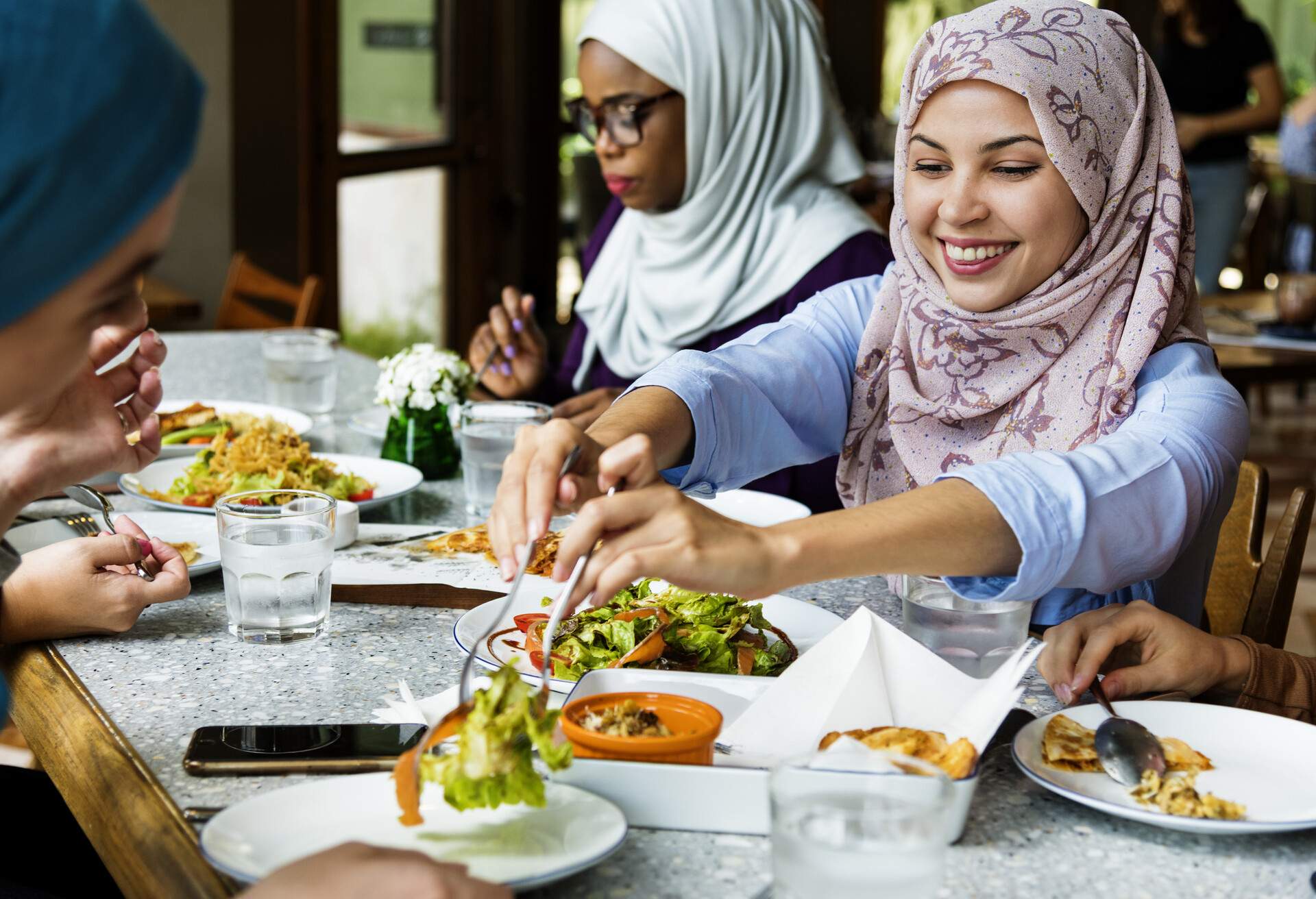 dest_uae_dubai_theme_restaurant_food_people_friends_gettyimages-1040288342_universal_within-usage-period_85218