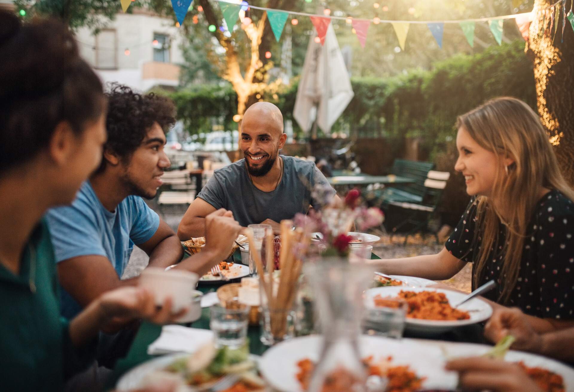 theme_restaurant_people_friends_beer-garden_gettyimages-1091920222_universal_within-usage-period_84834