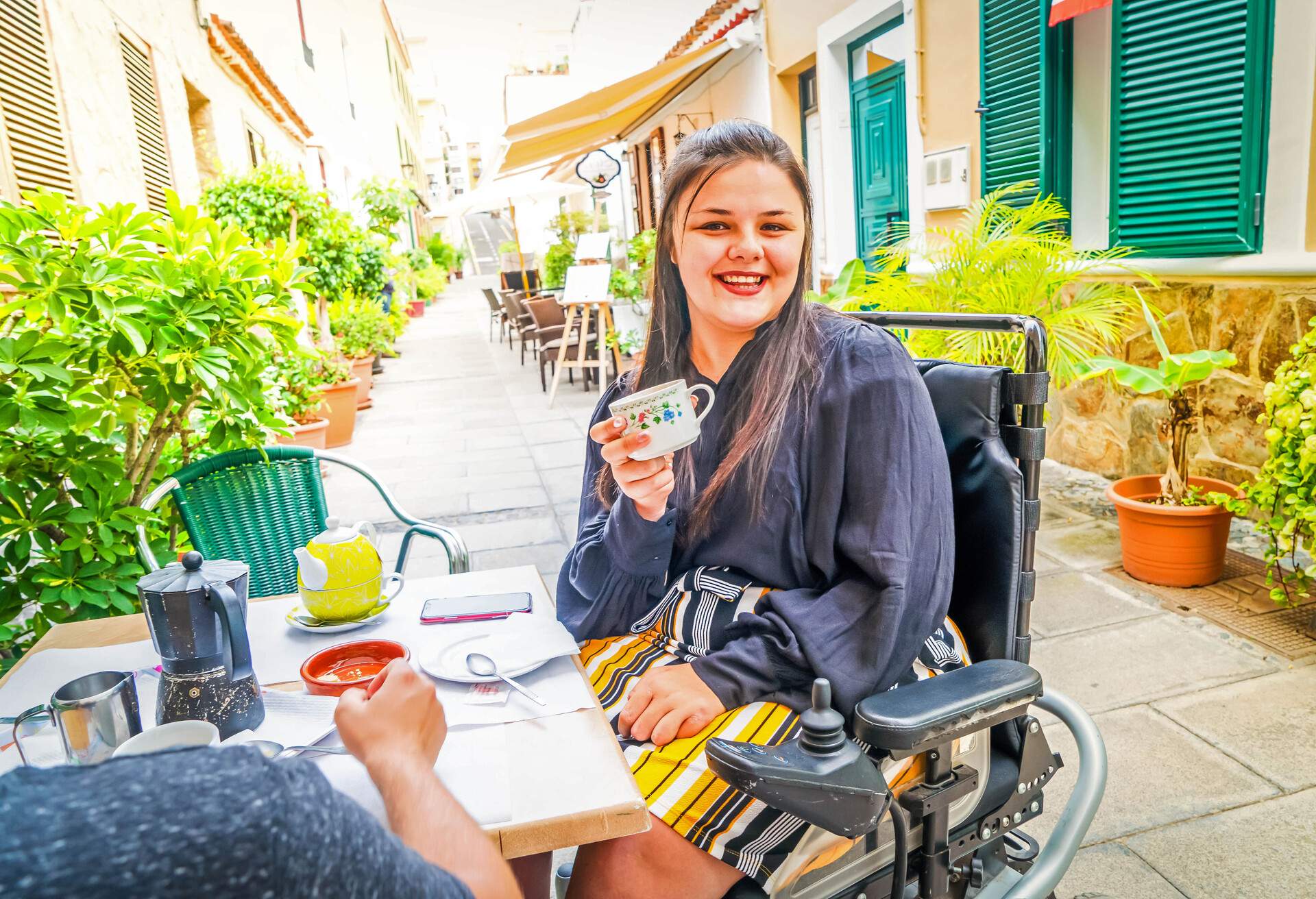 DEST_GREECE_THEME_CAFE_EATING-OUT_GettyImages-1351292833