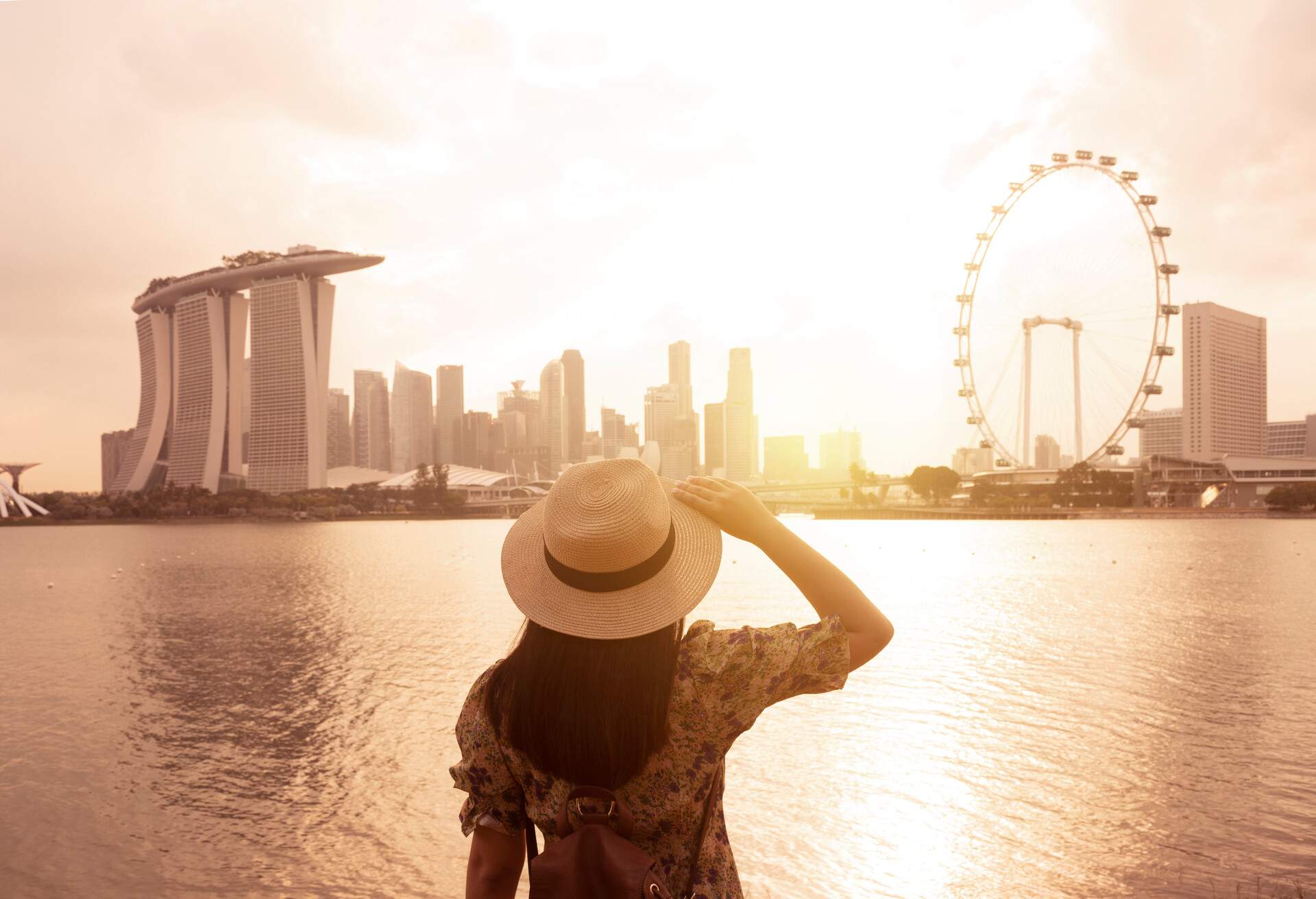 DEST_SINGAPORE_THEME_PEOPLE_WOMAN_IN_FRONT_OF_FAMOUS_LANDMARKS_GettyImages-1136947347