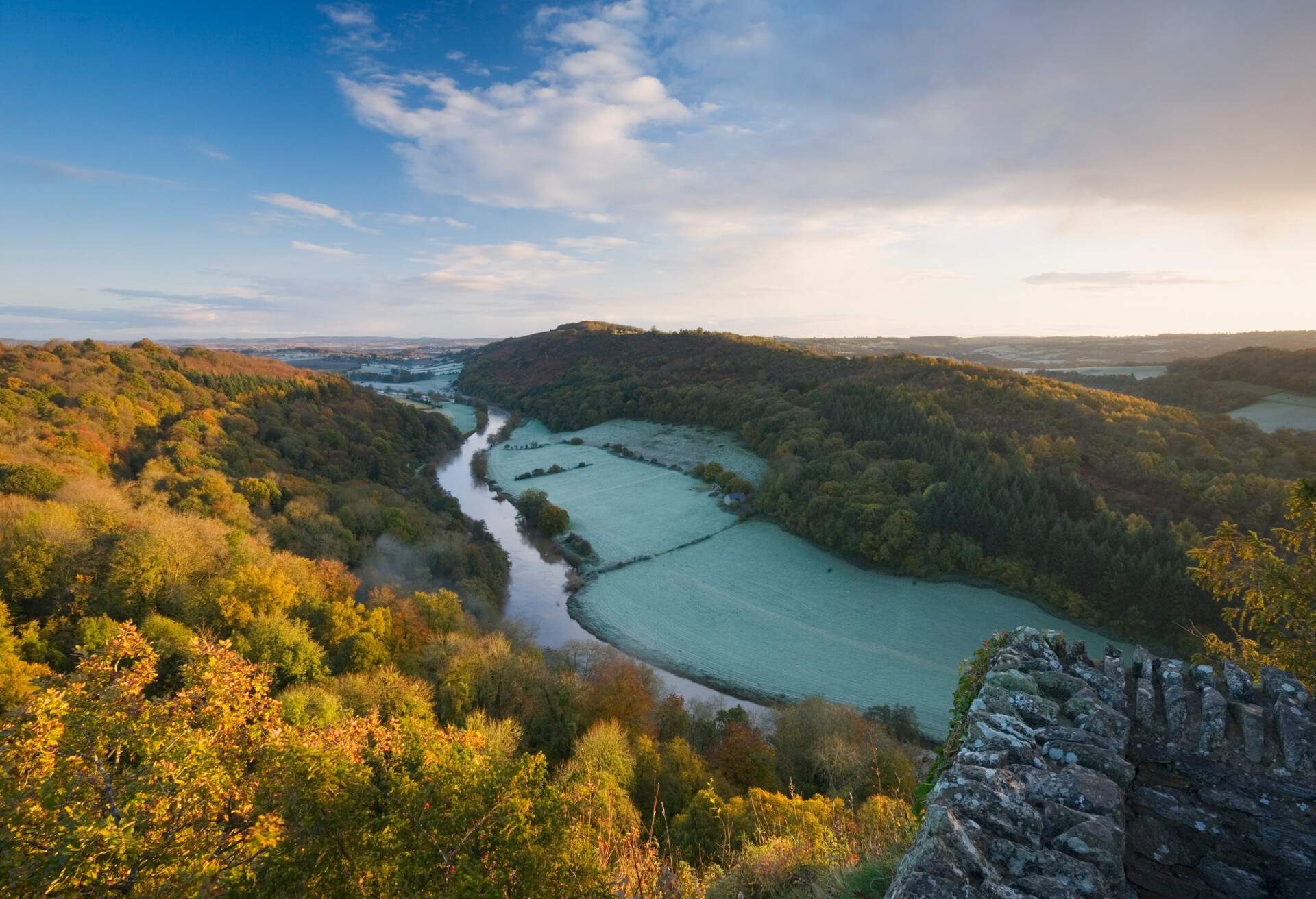 DEST_UK_ENGLAND_Symonds-Yat-Rock_GettyImages-126383854