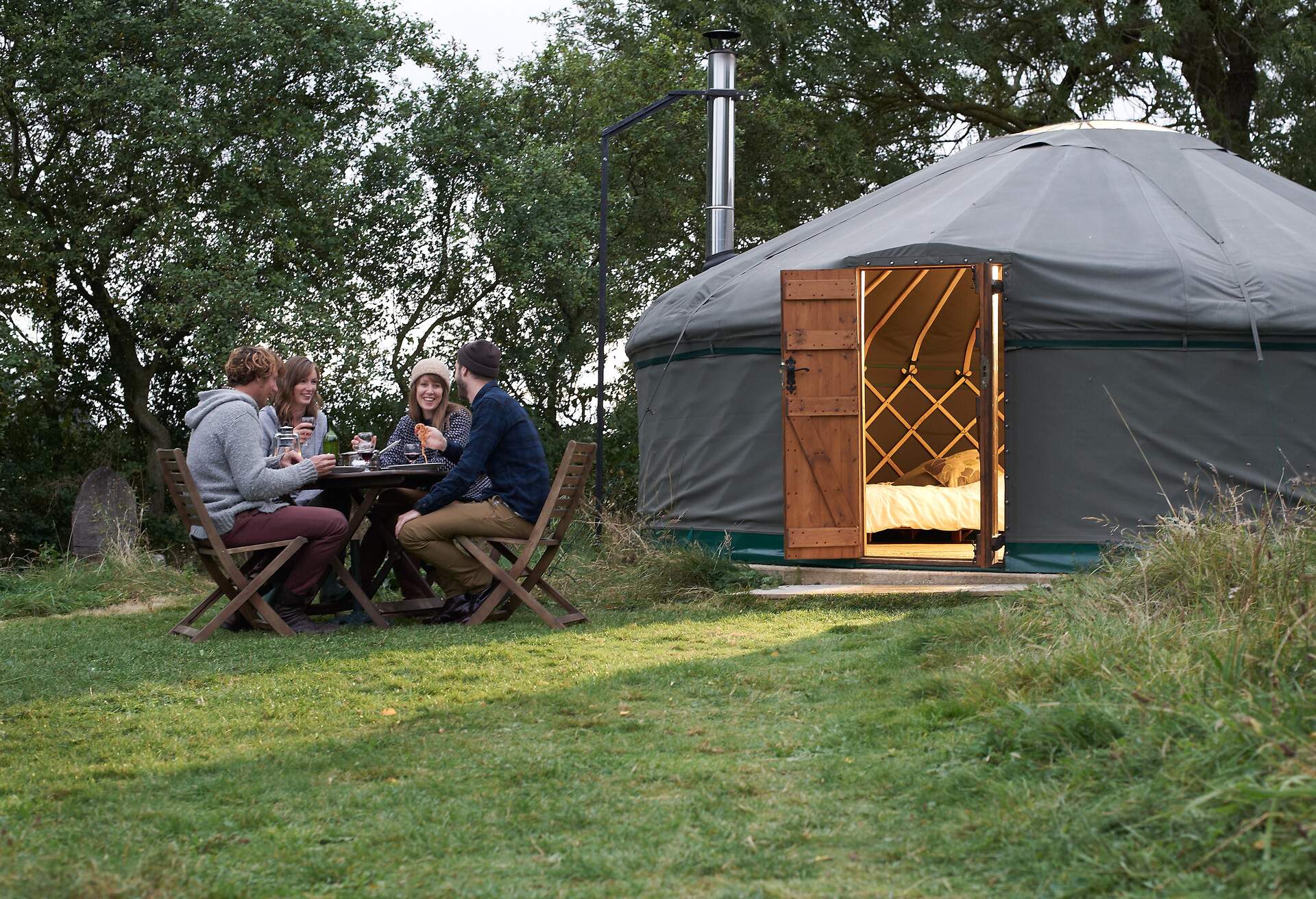 DEST_UK_THEME_GLAMPING_FRIENDS_GettyImages-153149744