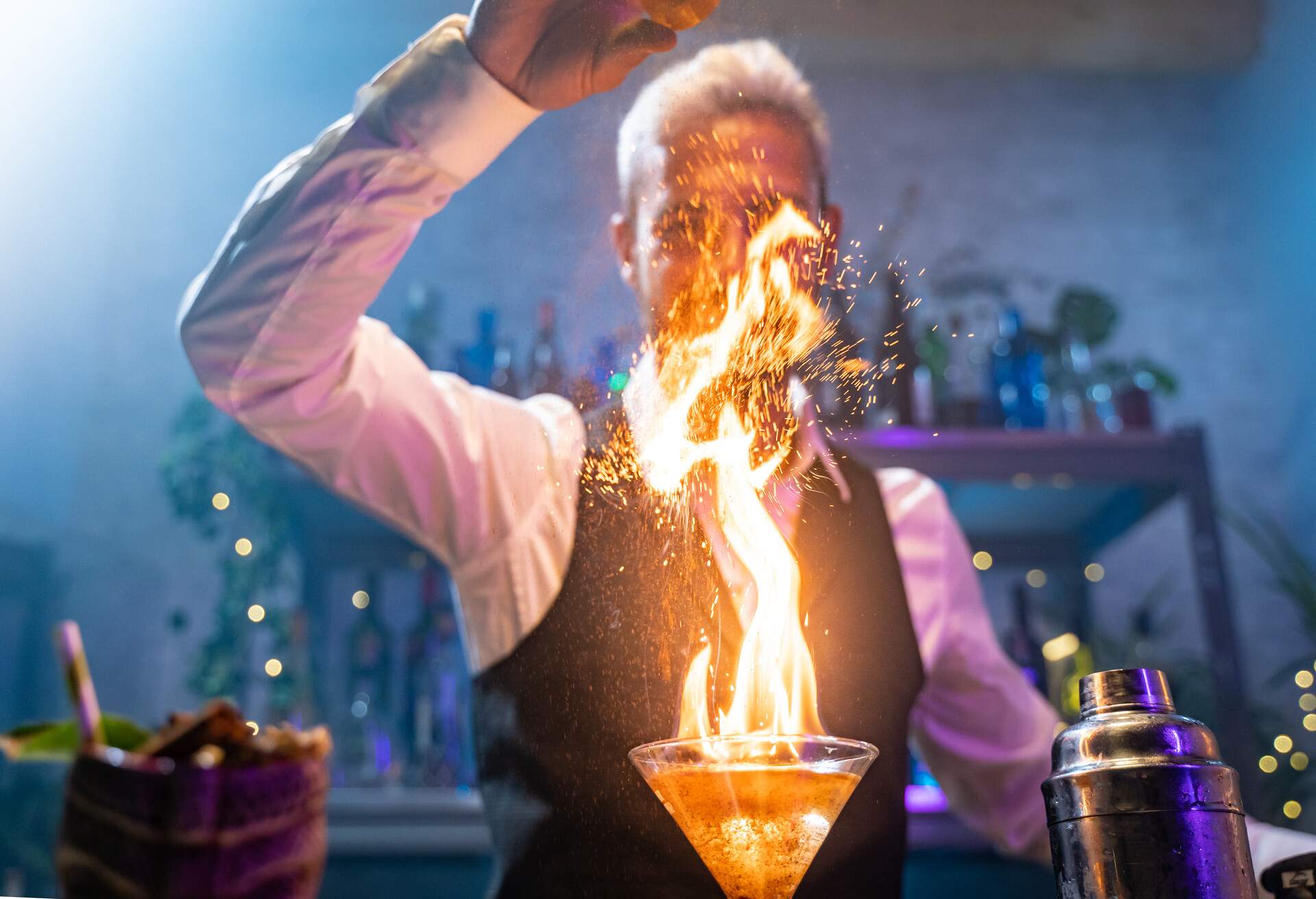 THEME_BAR_BARTENDER_FLAMBE-COCKTAIL_MIXOLOGY_GettyImages-1410238954-1.jpg