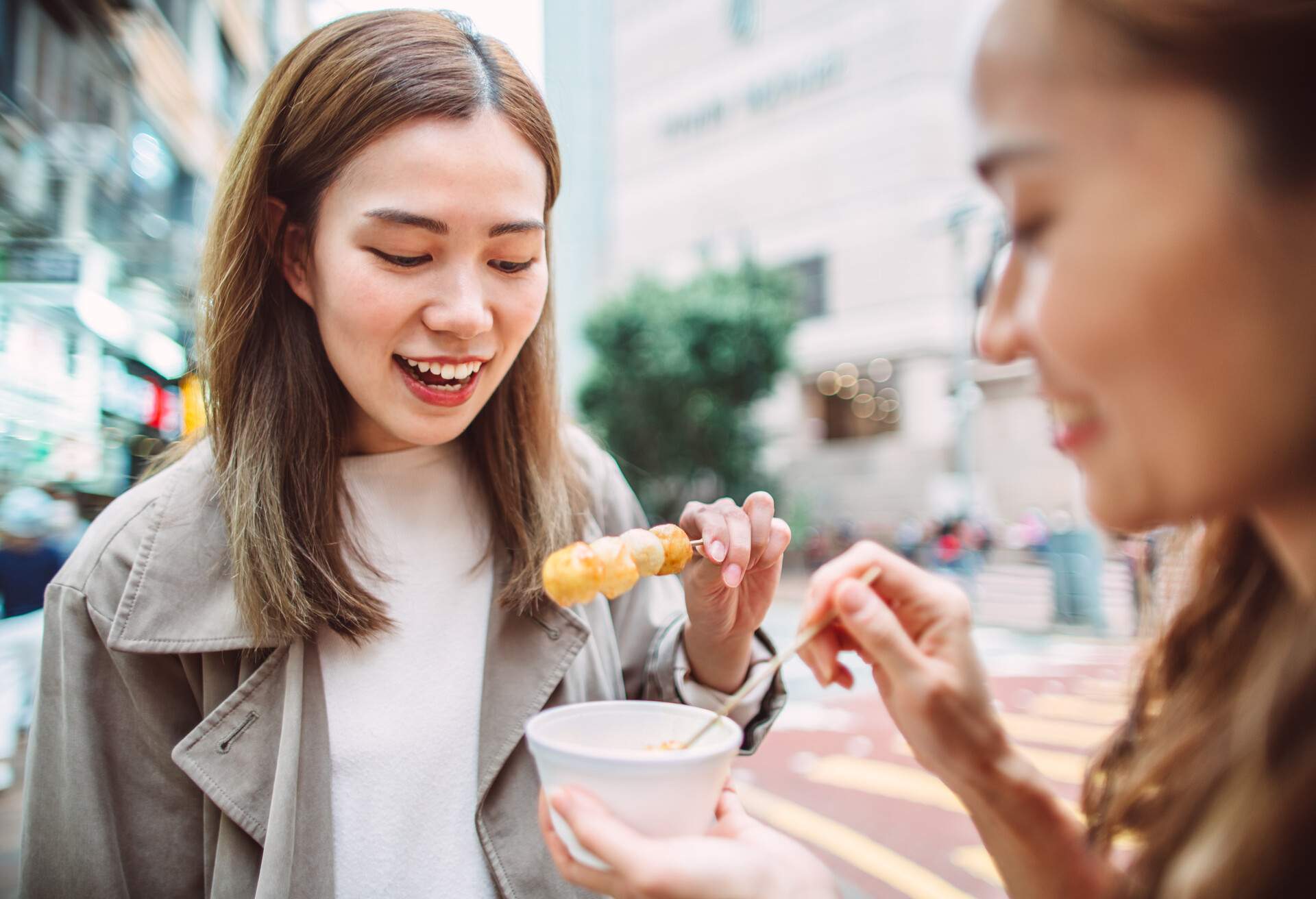 THEME_FOOD-TOUR_STREET_FOOD_FRIENDS_GettyImages-1250604071