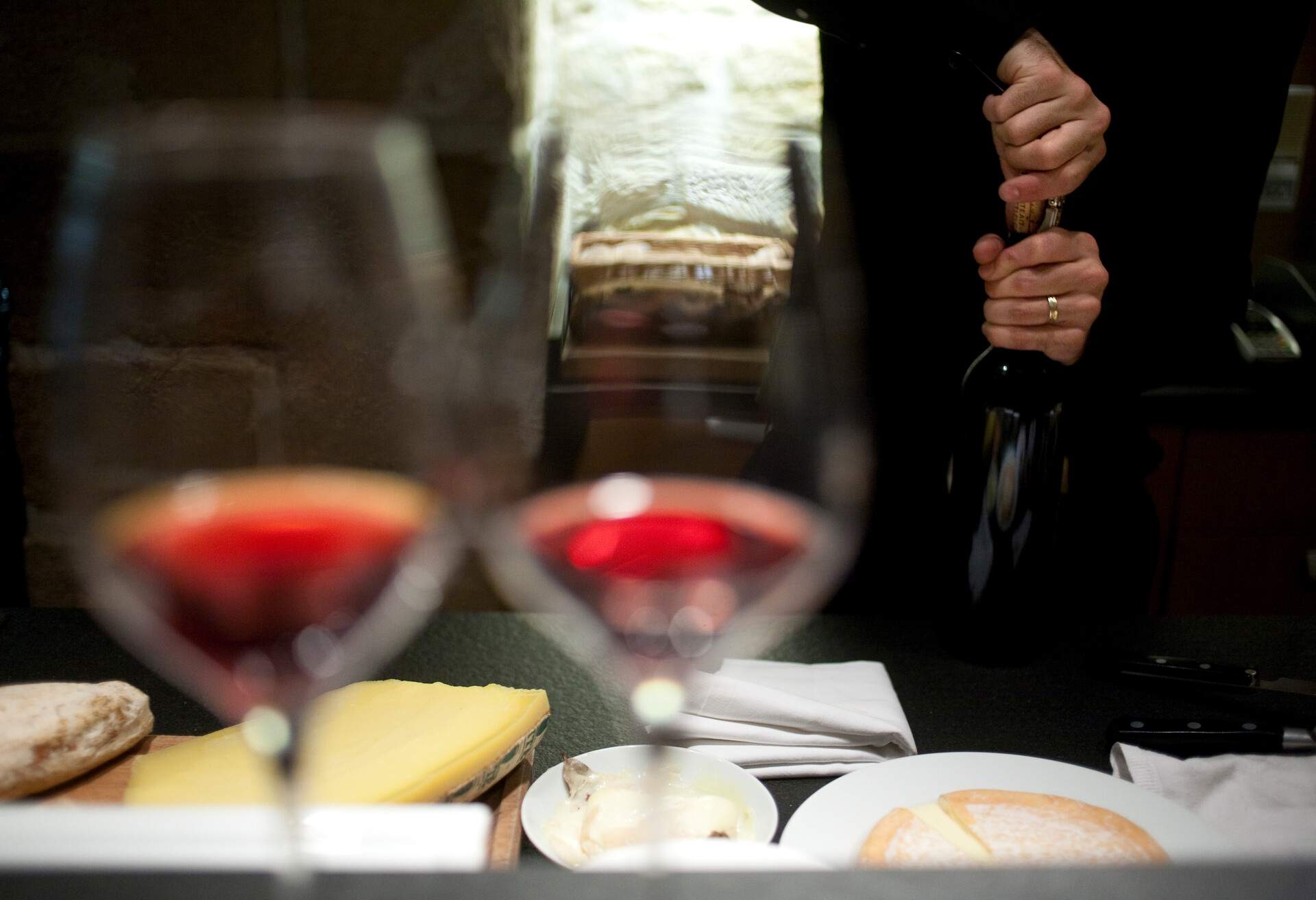 THEME_FOOD_BAR_WINE_CHEESE_GettyImages-166607333.jpg
