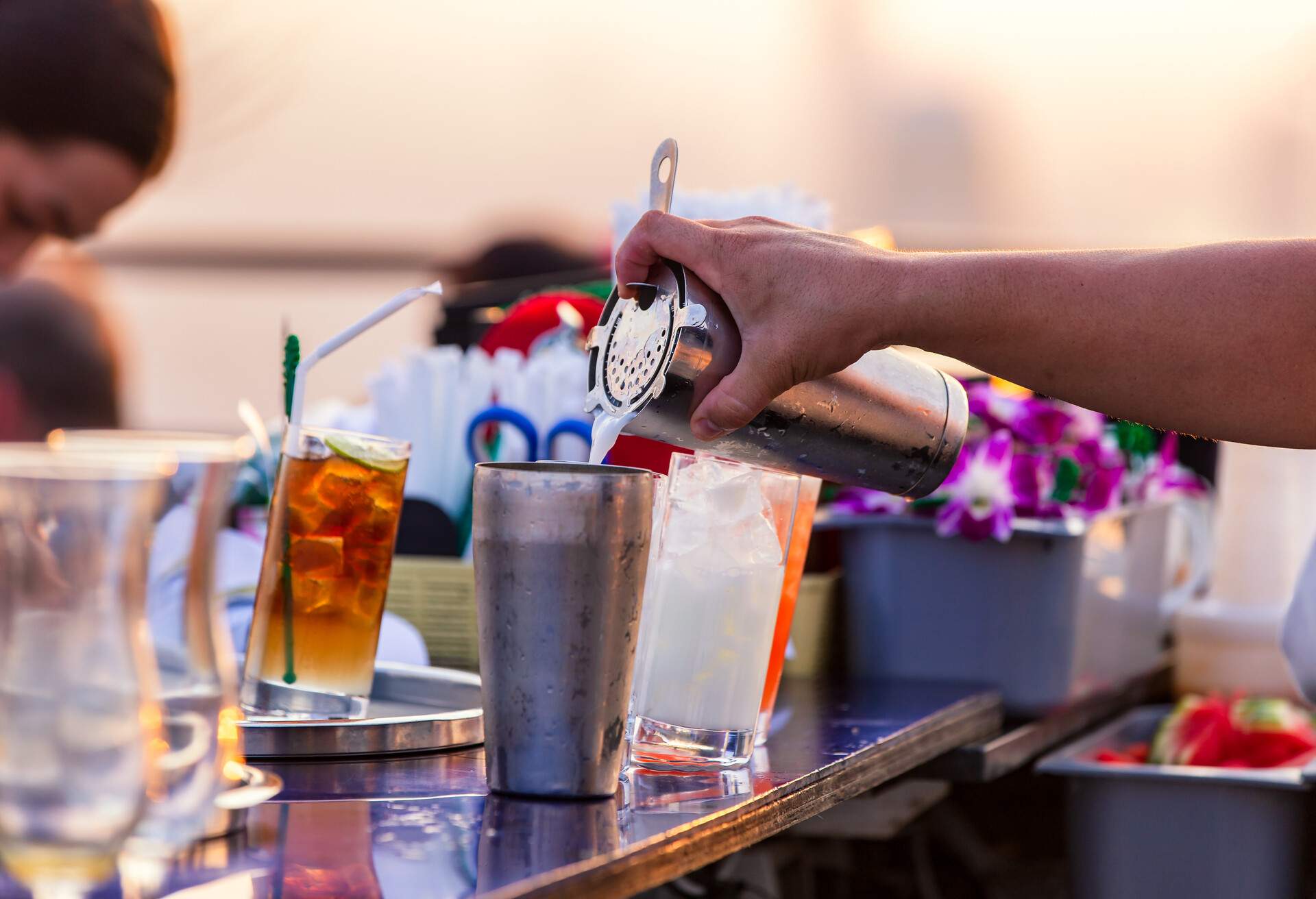THEME_FOOD_COCKTAIL_DRINK_BARTENDER_ROOFTOP_BAR_GettyImages-1160310399
