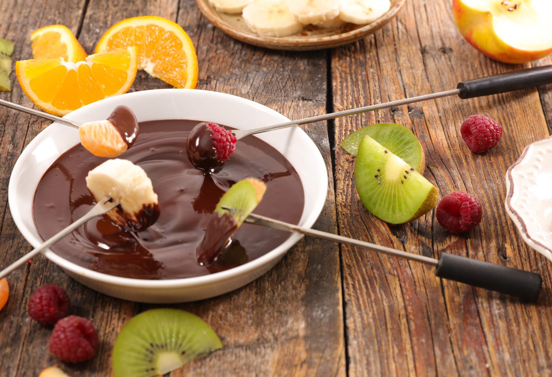 THEME_FOOD_SWISS_CHOCOLATE_FONDUE_GettyImages-840598886