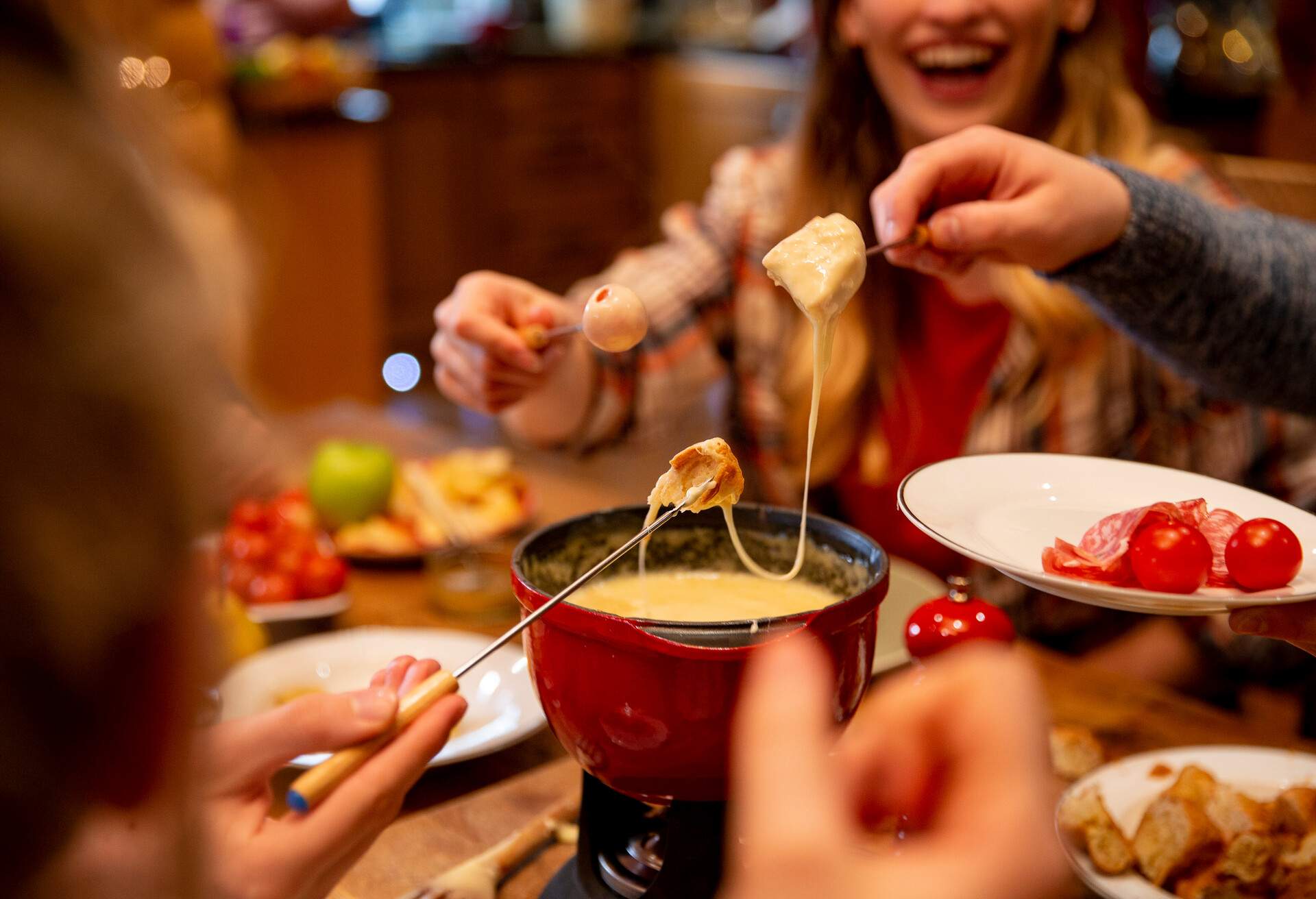 THEME_FOOD_SWISS_FONDUE_GettyImages-976629712