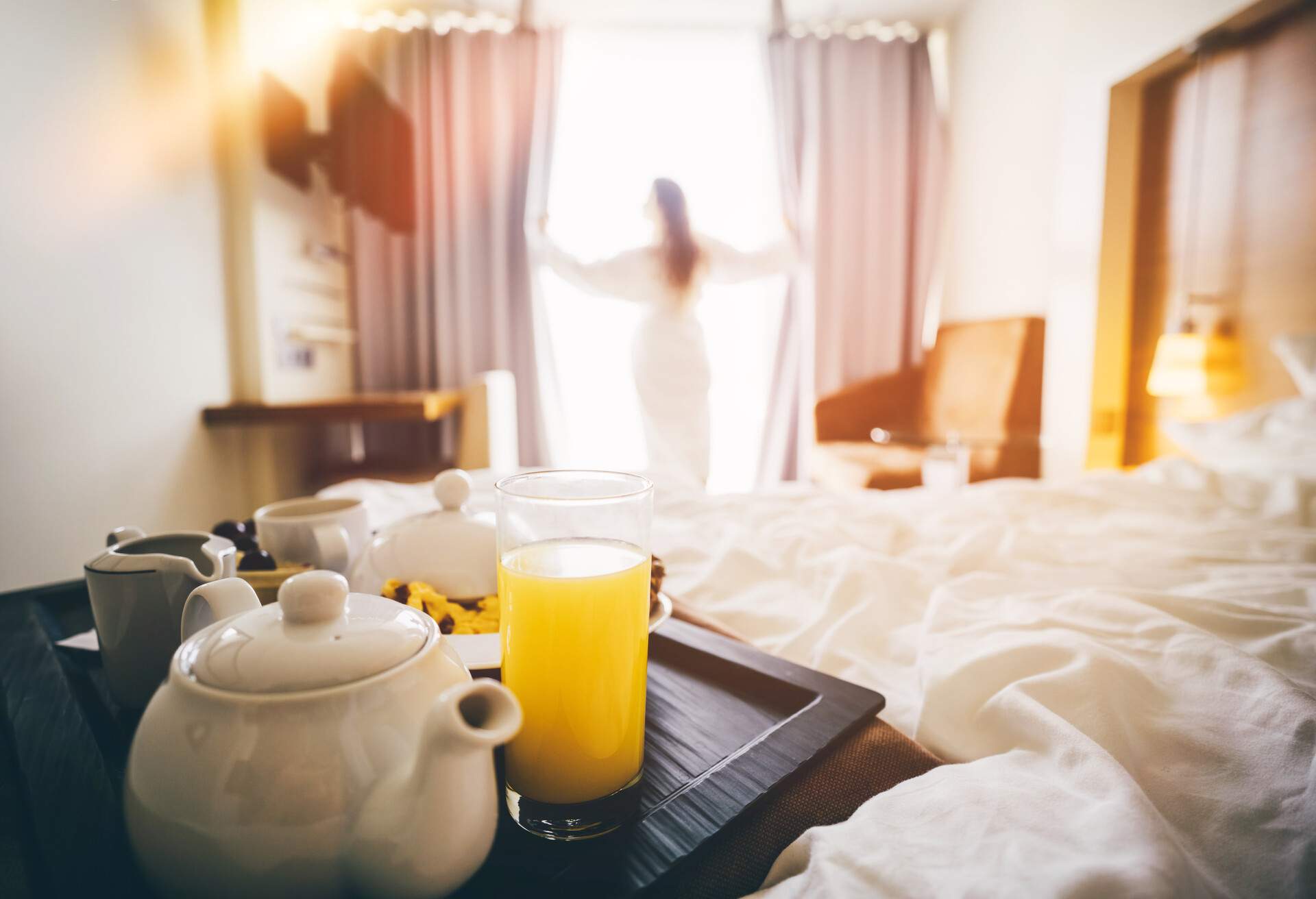 THEME_HOTEL_FOOD_ROOM-SERVICE_BED_BREAKFAST_GettyImages-1163333242