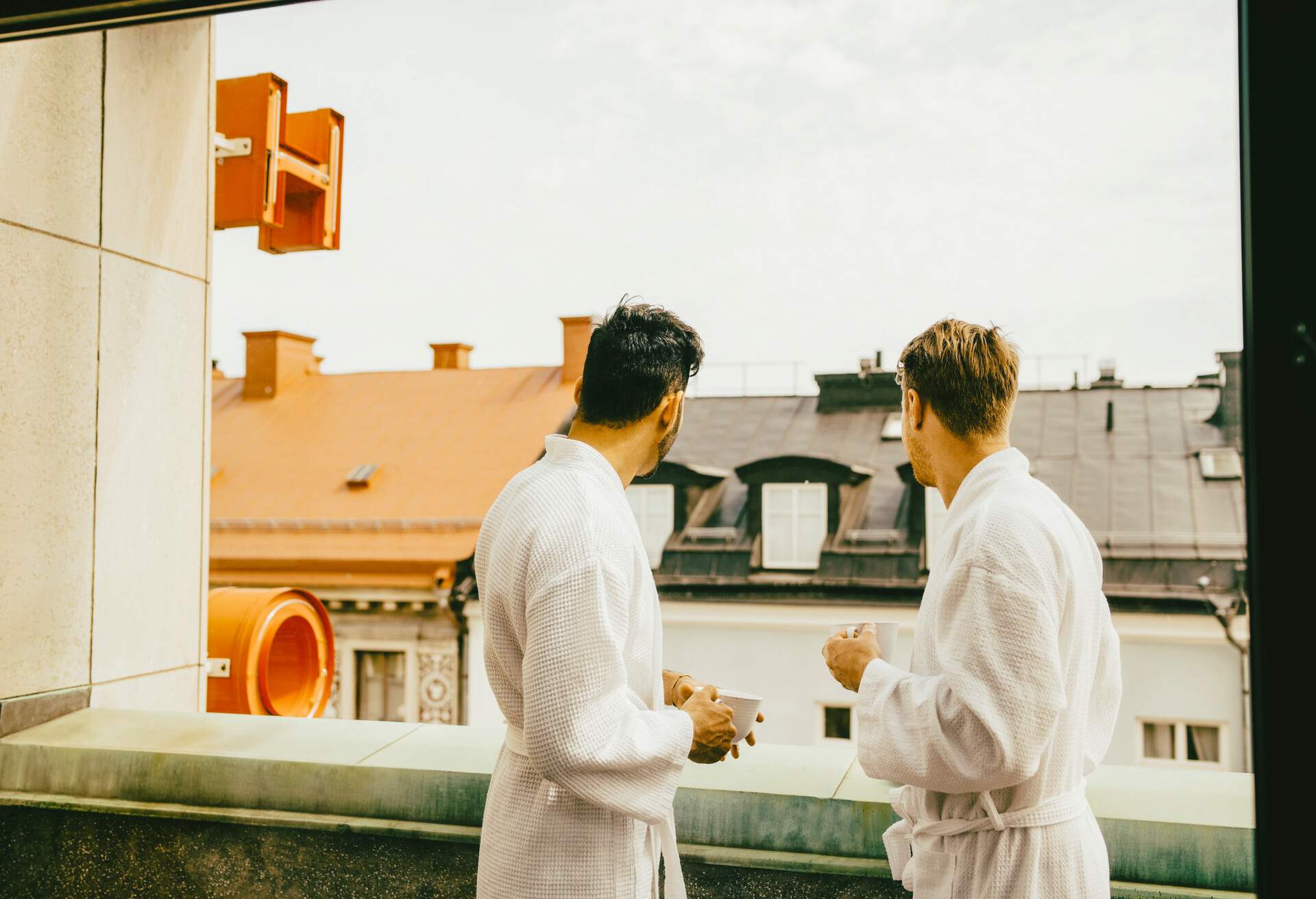 THEME_PEOPLE_COUPLE_HOTEL_ROOM_GettyImages-1180594140