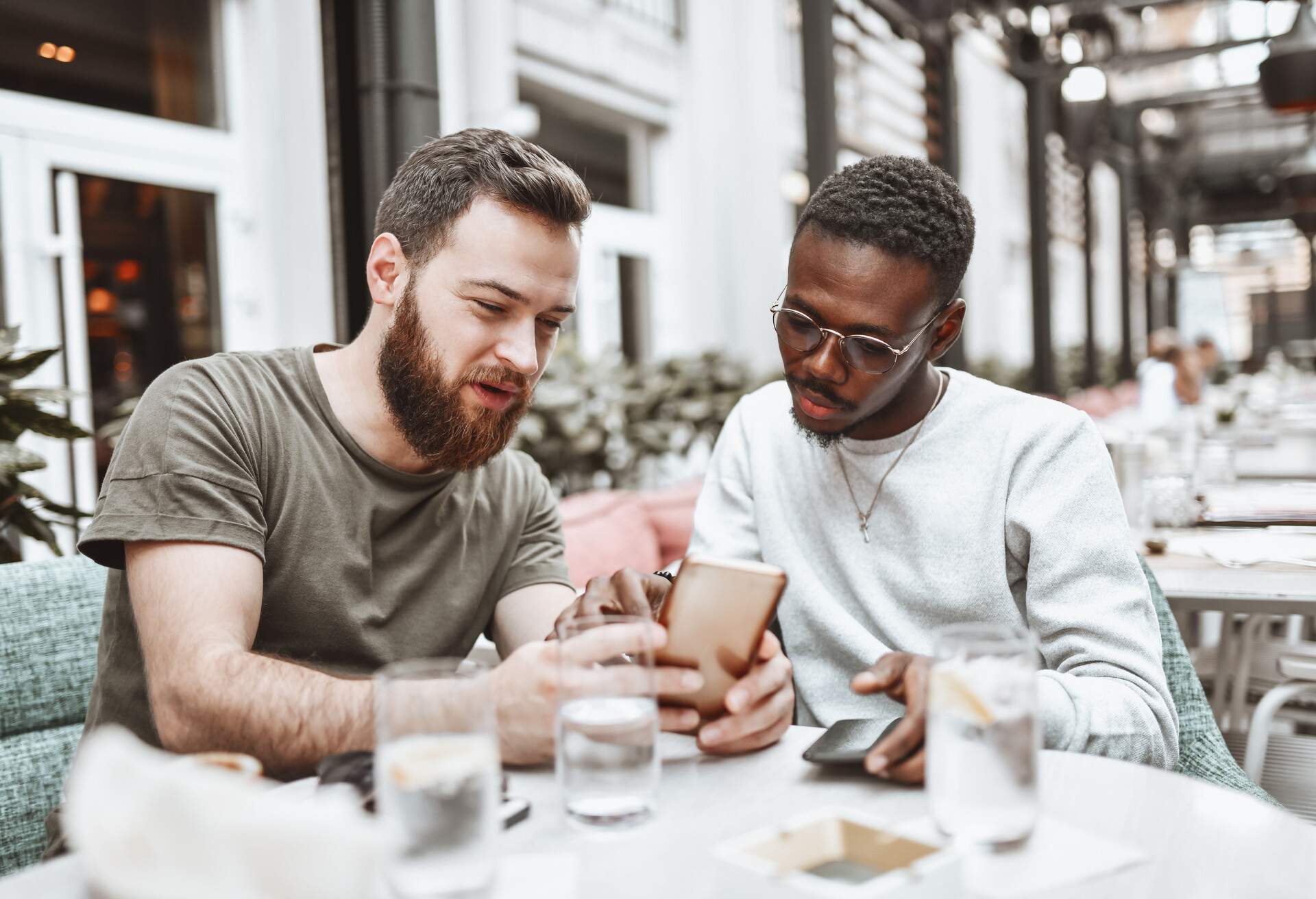 THEME_RESTAURANT_CAFE_FRIENDS_COUPLE_DEVICE_GettyImages-1307576181