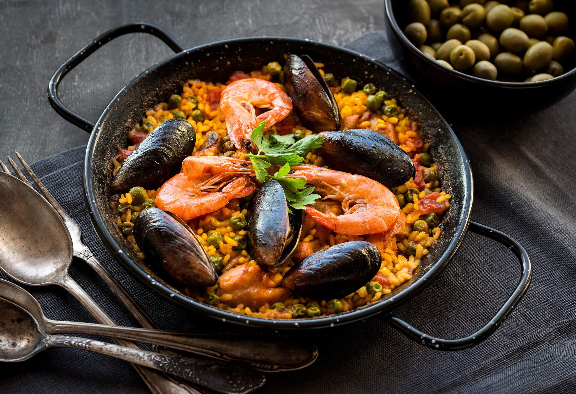 THEME_SPAIN_PAELLA_GettyImages-614873048.jpg