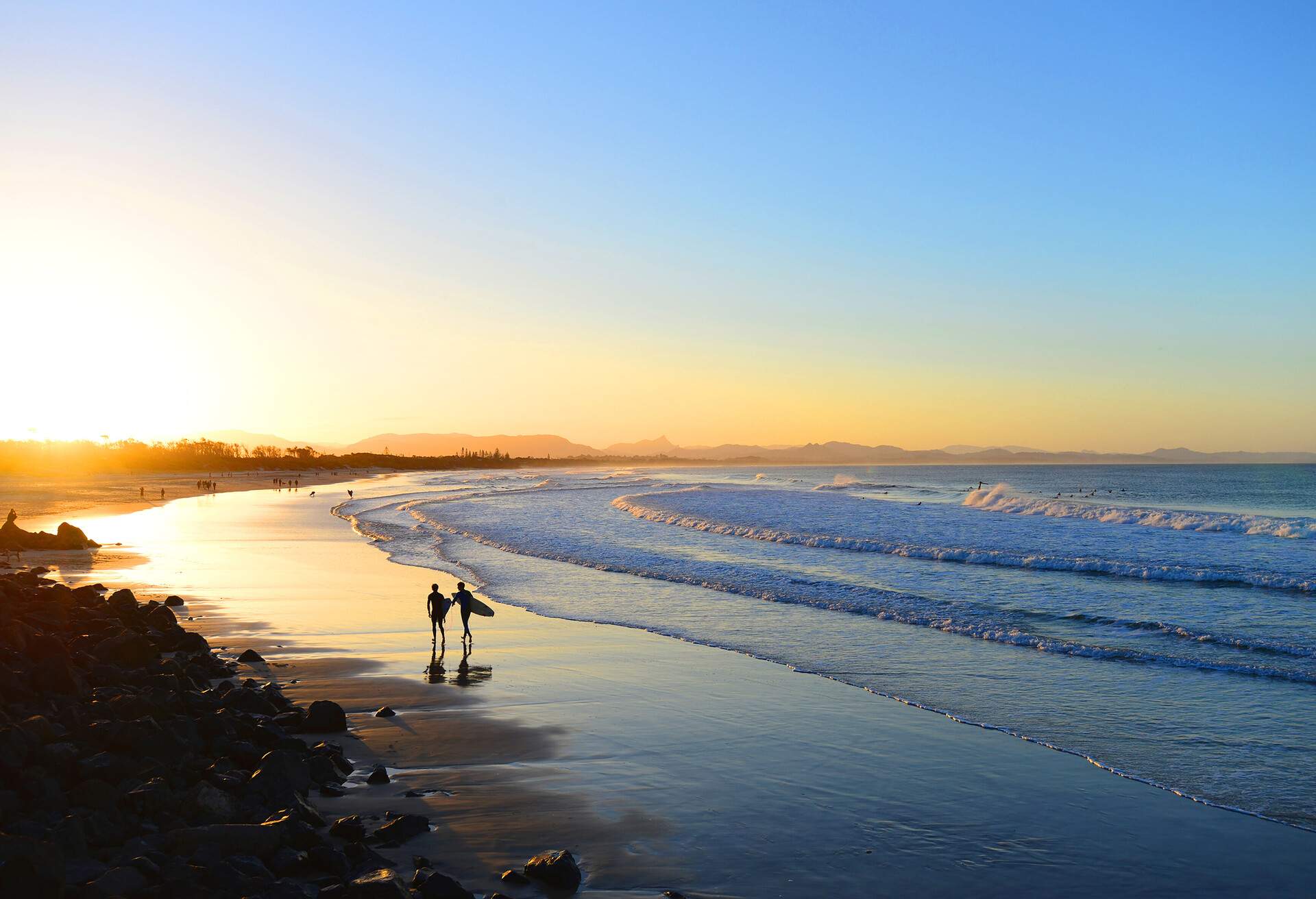 DEST_AUSTRALIA_SURFING_BYRON-BAY_GettyImages-642068086