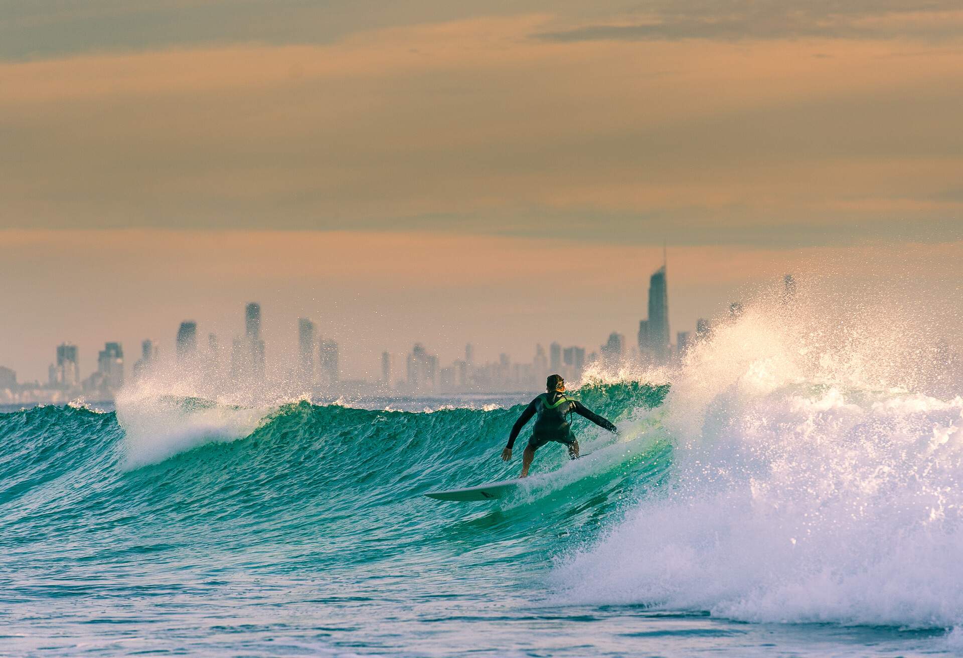 DEST_AUSTRALIA_GOLD-COAST_QUEENSLAND_THEME_SURFING_GettyImages-187537686