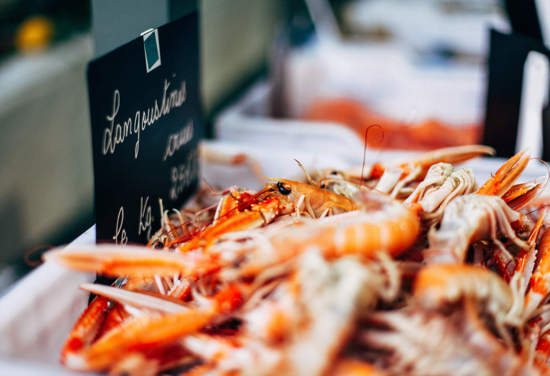 A display of cooked langoustines with a sign.