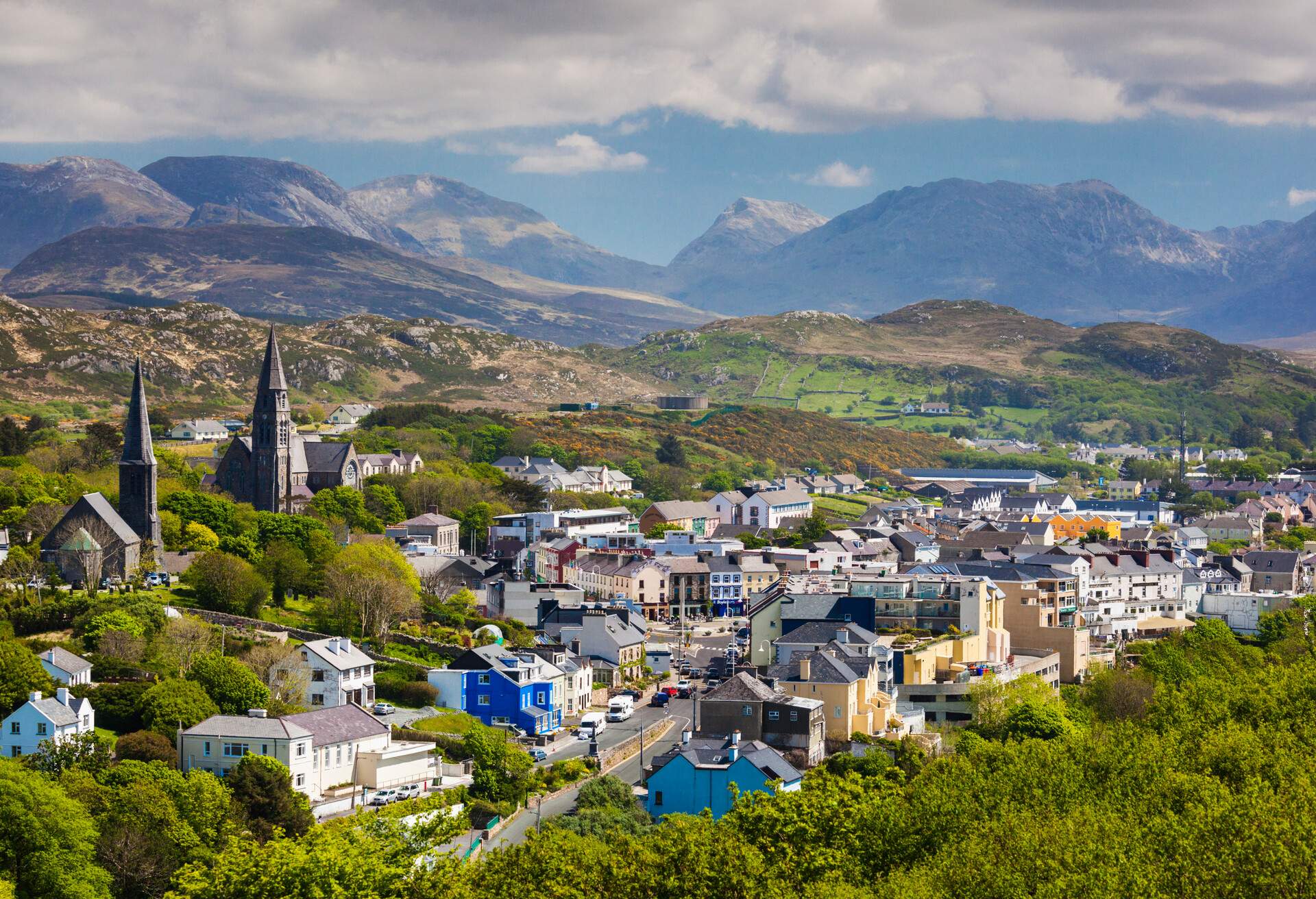 Ireland, County Galway, Clifden, elevated town view