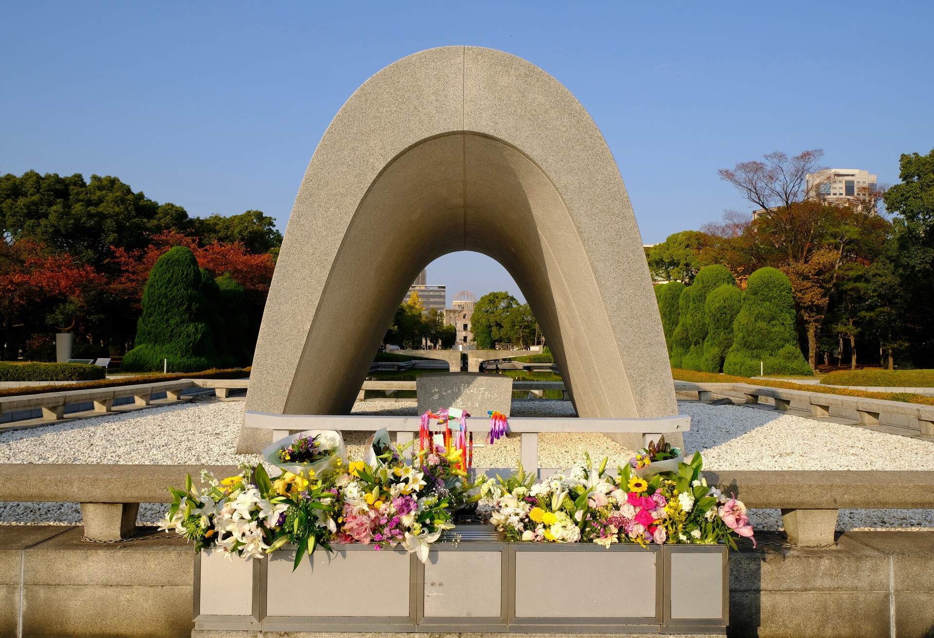 A list of survivors of hibakusha is stored.