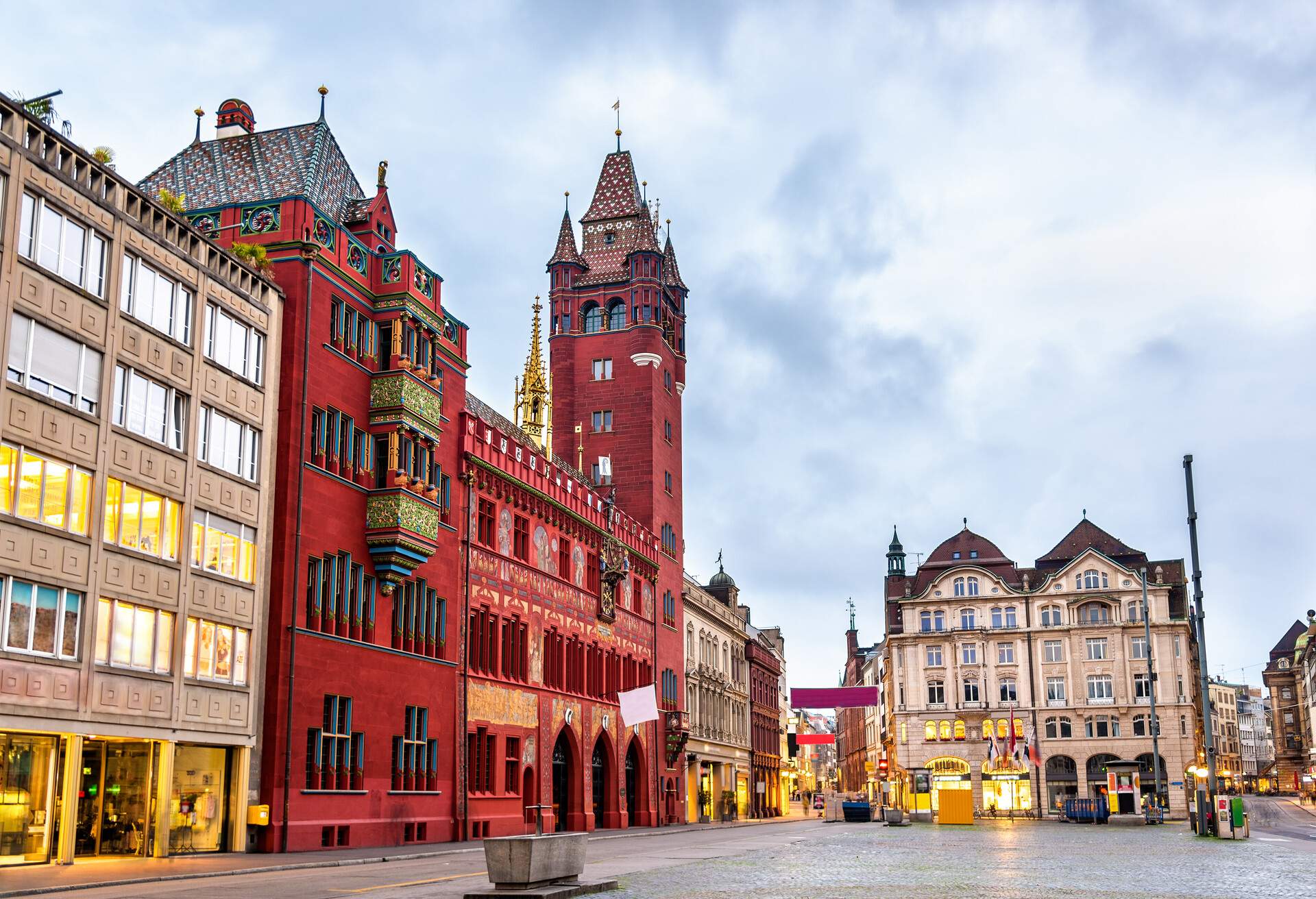 DEST_SWITZERLAND_BASEL_RATHAUS-BASEL_shutterstock-portfolio_459871687