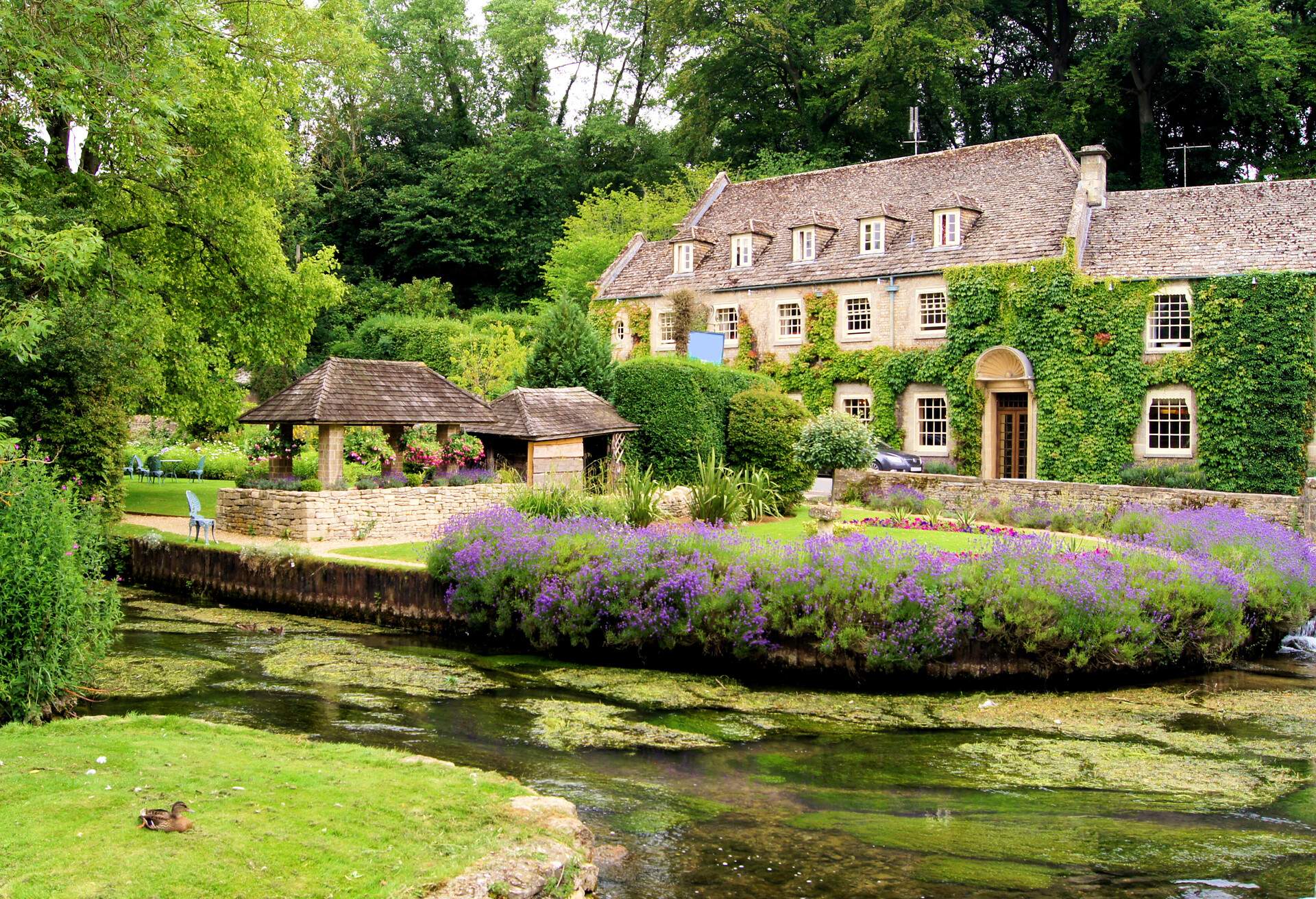 DEST_UK_GLOUCESTERSHIRE_COTSWOLD_GettyImages-149709772