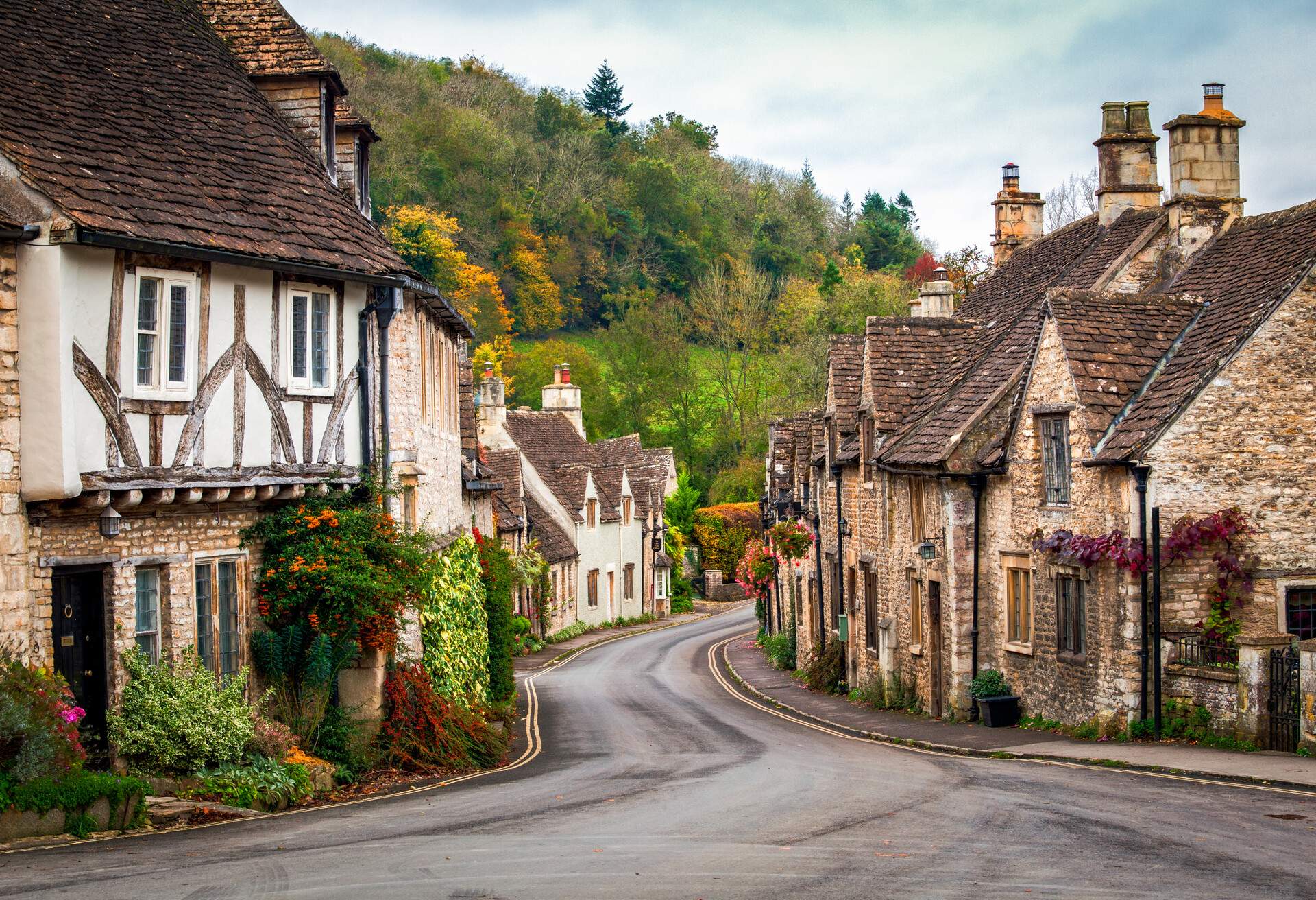 DEST_UK_WILTSHIRE_Castle Combe in the Fall_GettyImages-157006201